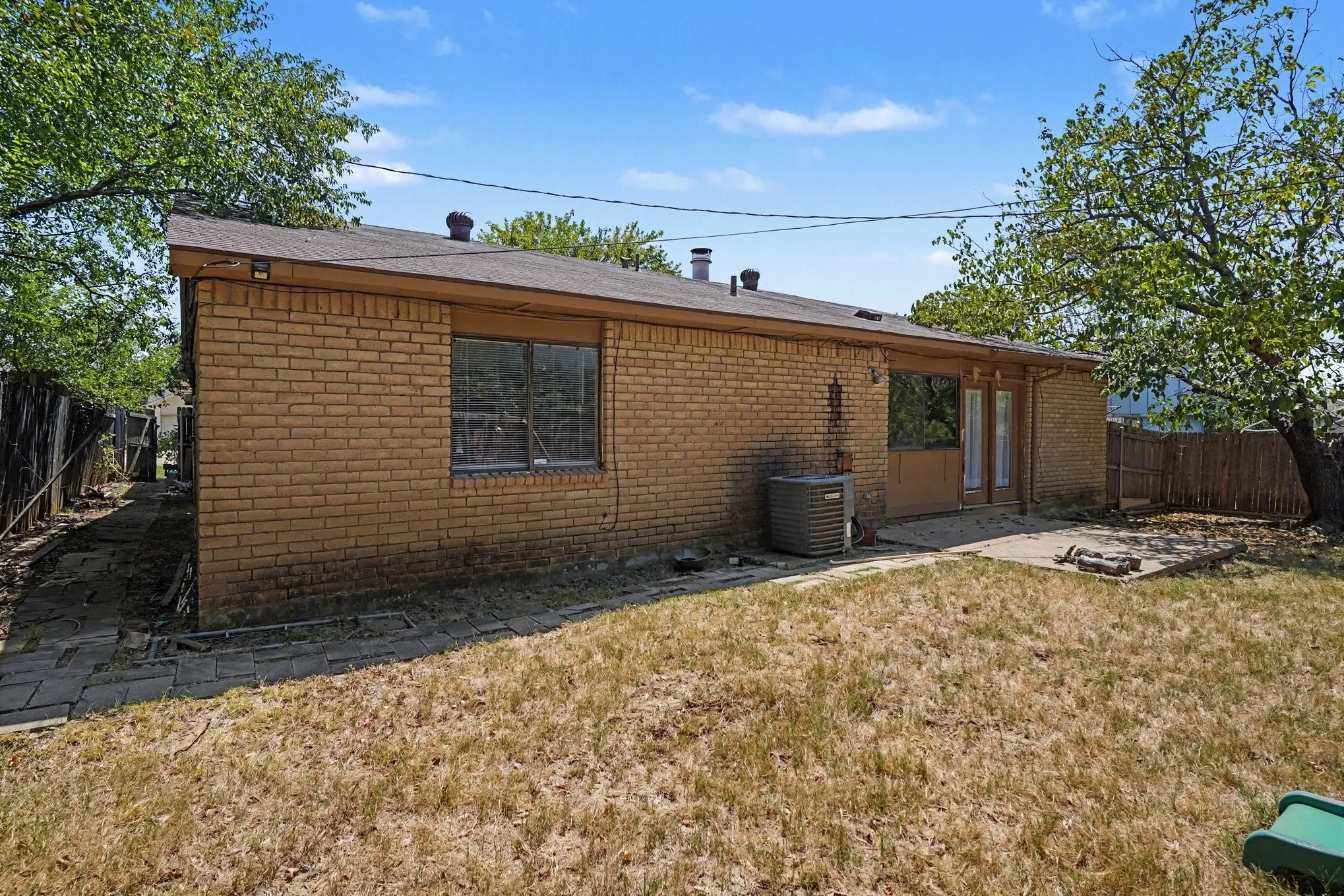 Single Family Residence For Sale in Tarrant County , 7107 Blackberry Drive, Arlington, Texas 76016, 3 Bedroom, 2 Bathroom, 2 Garage spaces, 1,748 Sqft, built in 1980, Price $270,000, mls#21357022, Real Estate Agent in Arlington, Homes For Sale in Tarrant county, Homes For Sale in Arlington, Realtor in Arlington Texas, Real Estate Brokerage Independent Realty Texas, Luminita Cordes Realtor