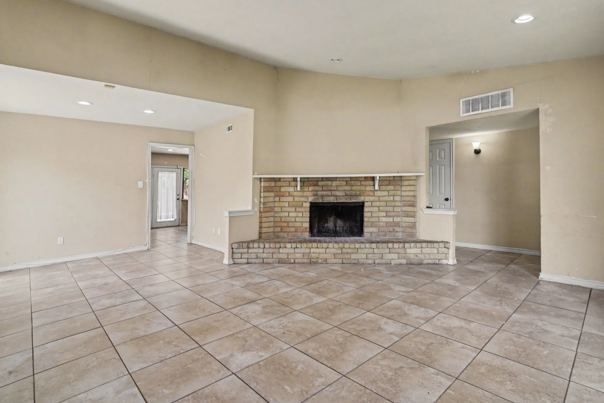 Single Family Residence For Sale in Tarrant County , 7107 Blackberry Drive, Arlington, Texas 76016, 3 Bedroom, 2 Bathroom, 2 Garage spaces, 1,748 Sqft, built in 1980, Price $270,000, mls#21357022, Real Estate Agent in Arlington, Homes For Sale in Tarrant county, Homes For Sale in Arlington, Realtor in Arlington Texas, Real Estate Brokerage Independent Realty Texas, Luminita Cordes Realtor