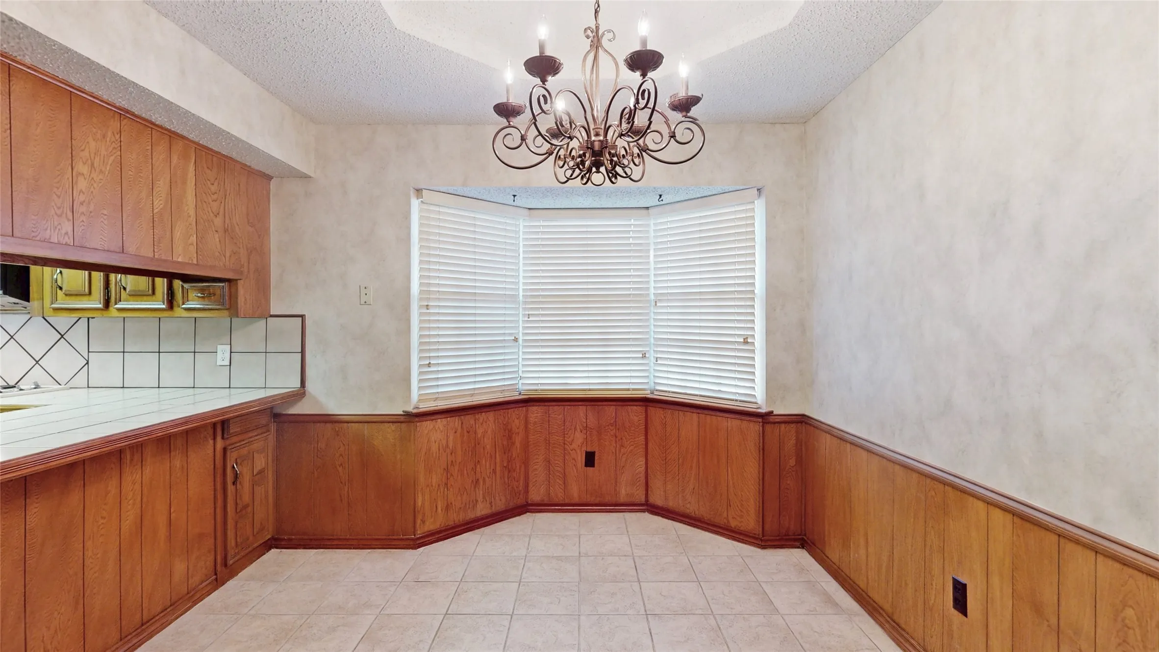 Single Family Residence For Sale in Denton County , 1543 Glenhill Lane, Lewisville, Texas 75077, 3 Bedroom, 2 Bathroom, 2 Garage spaces, 2,180 Sqft, built in 1975, mls#21362698, Real Estate Agent in Lewisville, Homes For Sale in Denton county, Homes For Sale in Lewisville, Realtor in Lewisville Texas, Real Estate Brokerage Independent Realty Texas, Luminita Cordes Realtor