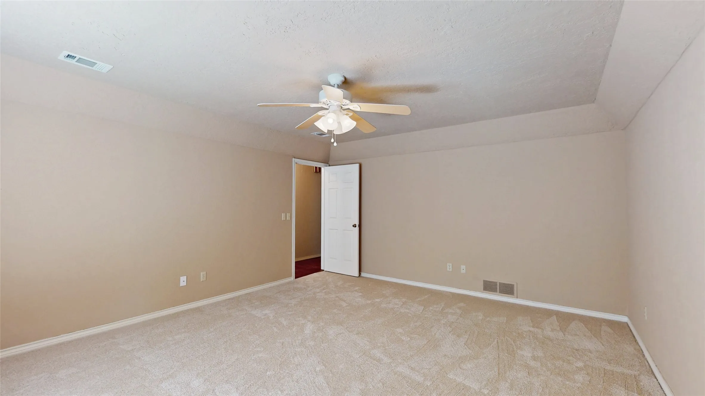 Single Family Residence For Sale in Denton County , 1543 Glenhill Lane, Lewisville, Texas 75077, 3 Bedroom, 2 Bathroom, 2 Garage spaces, 2,180 Sqft, built in 1975, mls#21362698, Real Estate Agent in Lewisville, Homes For Sale in Denton county, Homes For Sale in Lewisville, Realtor in Lewisville Texas, Real Estate Brokerage Independent Realty Texas, Luminita Cordes Realtor