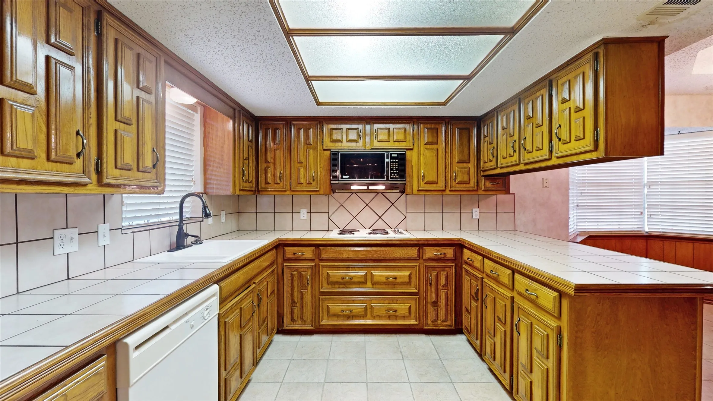 Single Family Residence For Sale in Denton County , 1543 Glenhill Lane, Lewisville, Texas 75077, 3 Bedroom, 2 Bathroom, 2 Garage spaces, 2,180 Sqft, built in 1975, mls#21362698, Real Estate Agent in Lewisville, Homes For Sale in Denton county, Homes For Sale in Lewisville, Realtor in Lewisville Texas, Real Estate Brokerage Independent Realty Texas, Luminita Cordes Realtor