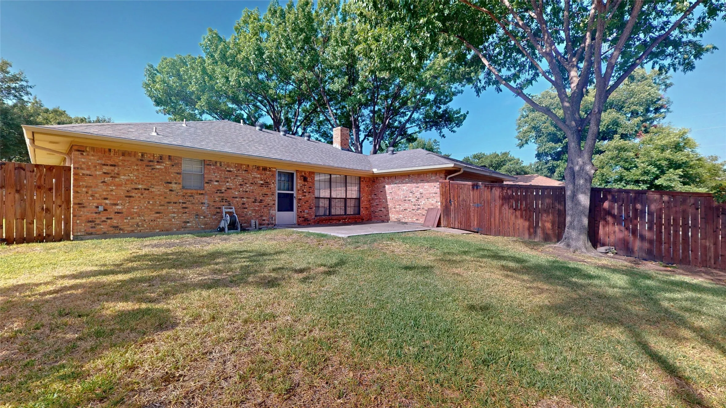 Single Family Residence For Sale in Denton County , 1543 Glenhill Lane, Lewisville, Texas 75077, 3 Bedroom, 2 Bathroom, 2 Garage spaces, 2,180 Sqft, built in 1975, mls#21362698, Real Estate Agent in Lewisville, Homes For Sale in Denton county, Homes For Sale in Lewisville, Realtor in Lewisville Texas, Real Estate Brokerage Independent Realty Texas, Luminita Cordes Realtor
