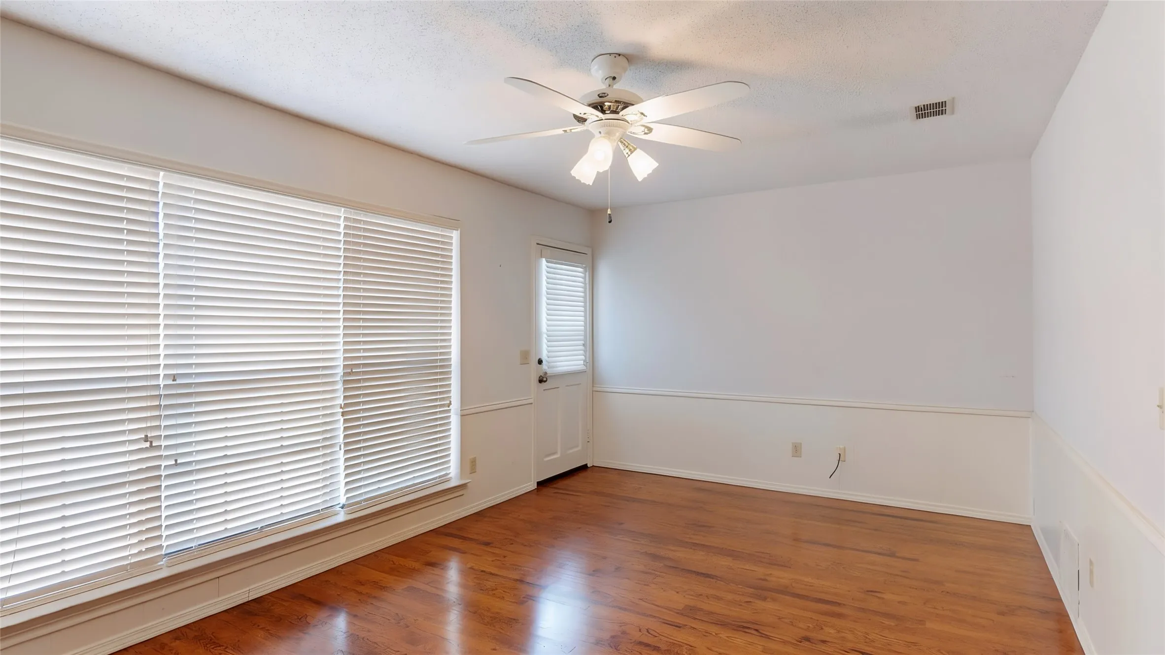 Single Family Residence For Sale in Denton County , 1543 Glenhill Lane, Lewisville, Texas 75077, 3 Bedroom, 2 Bathroom, 2 Garage spaces, 2,180 Sqft, built in 1975, mls#21362698, Real Estate Agent in Lewisville, Homes For Sale in Denton county, Homes For Sale in Lewisville, Realtor in Lewisville Texas, Real Estate Brokerage Independent Realty Texas, Luminita Cordes Realtor