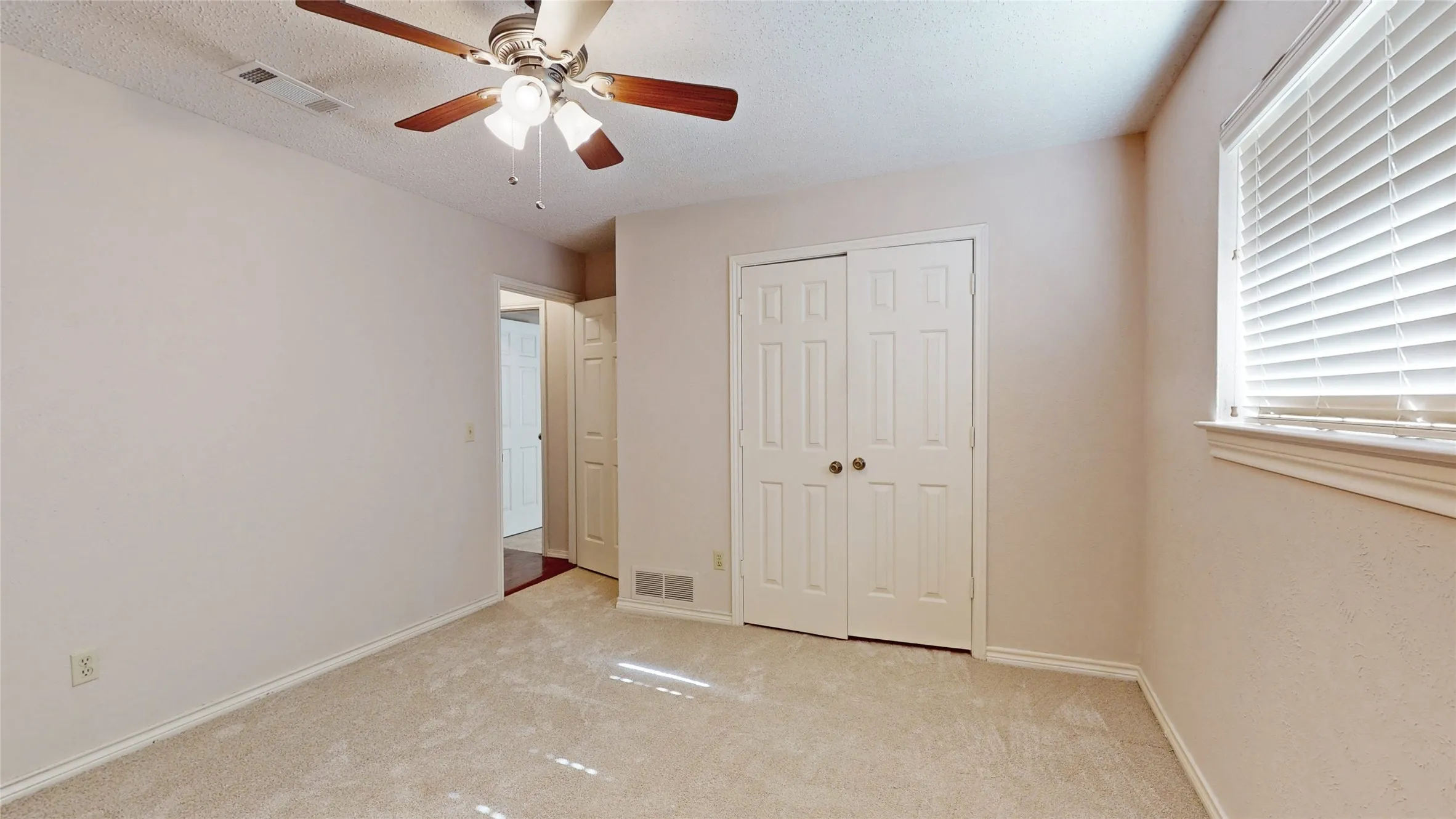 Single Family Residence For Sale in Denton County , 1543 Glenhill Lane, Lewisville, Texas 75077, 3 Bedroom, 2 Bathroom, 2 Garage spaces, 2,180 Sqft, built in 1975, mls#21362698, Real Estate Agent in Lewisville, Homes For Sale in Denton county, Homes For Sale in Lewisville, Realtor in Lewisville Texas, Real Estate Brokerage Independent Realty Texas, Luminita Cordes Realtor