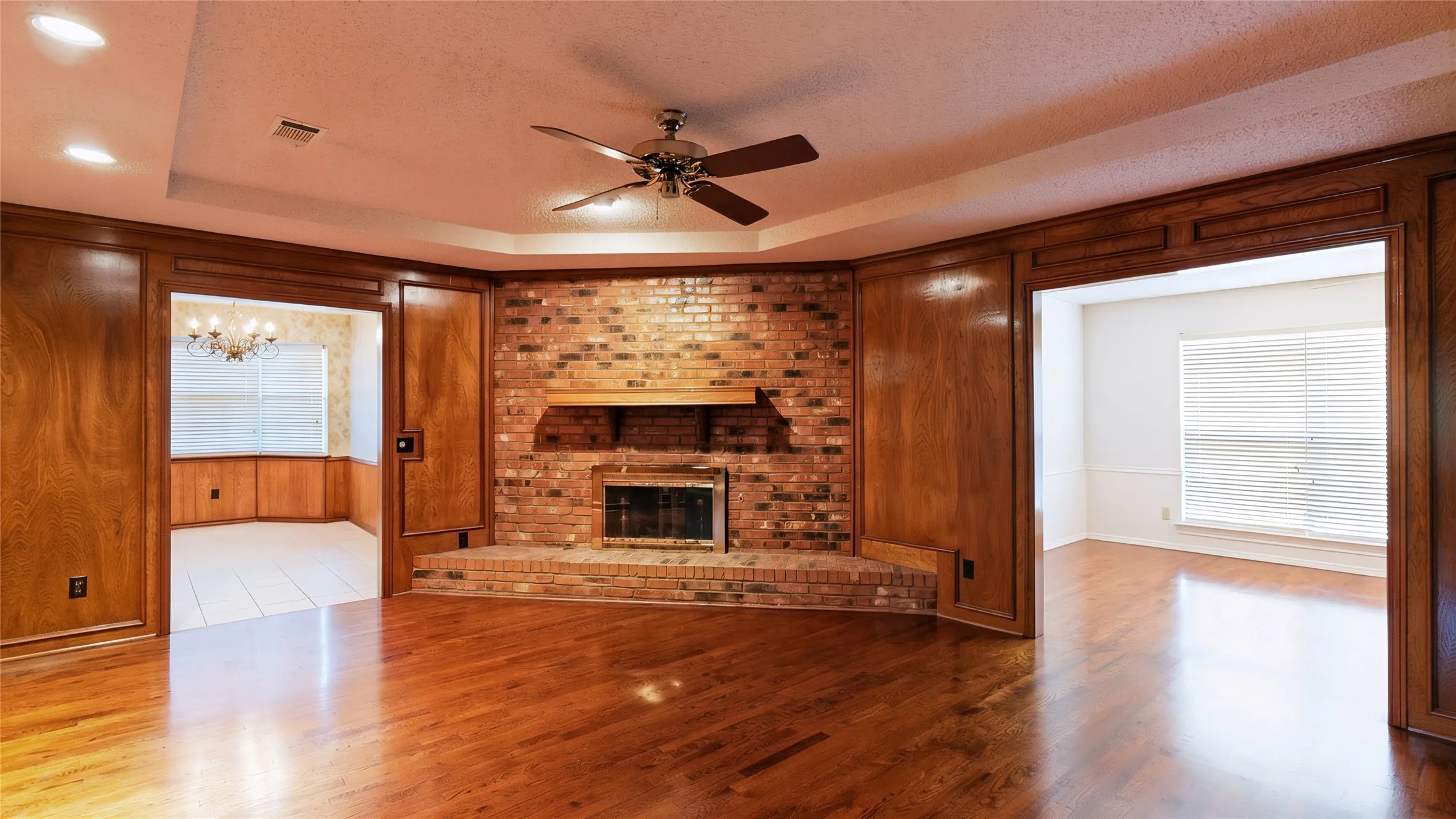 Single Family Residence For Sale in Denton County , 1543 Glenhill Lane, Lewisville, Texas 75077, 3 Bedroom, 2 Bathroom, 2 Garage spaces, 2,180 Sqft, built in 1975, mls#21362698, Real Estate Agent in Lewisville, Homes For Sale in Denton county, Homes For Sale in Lewisville, Realtor in Lewisville Texas, Real Estate Brokerage Independent Realty Texas, Luminita Cordes Realtor
