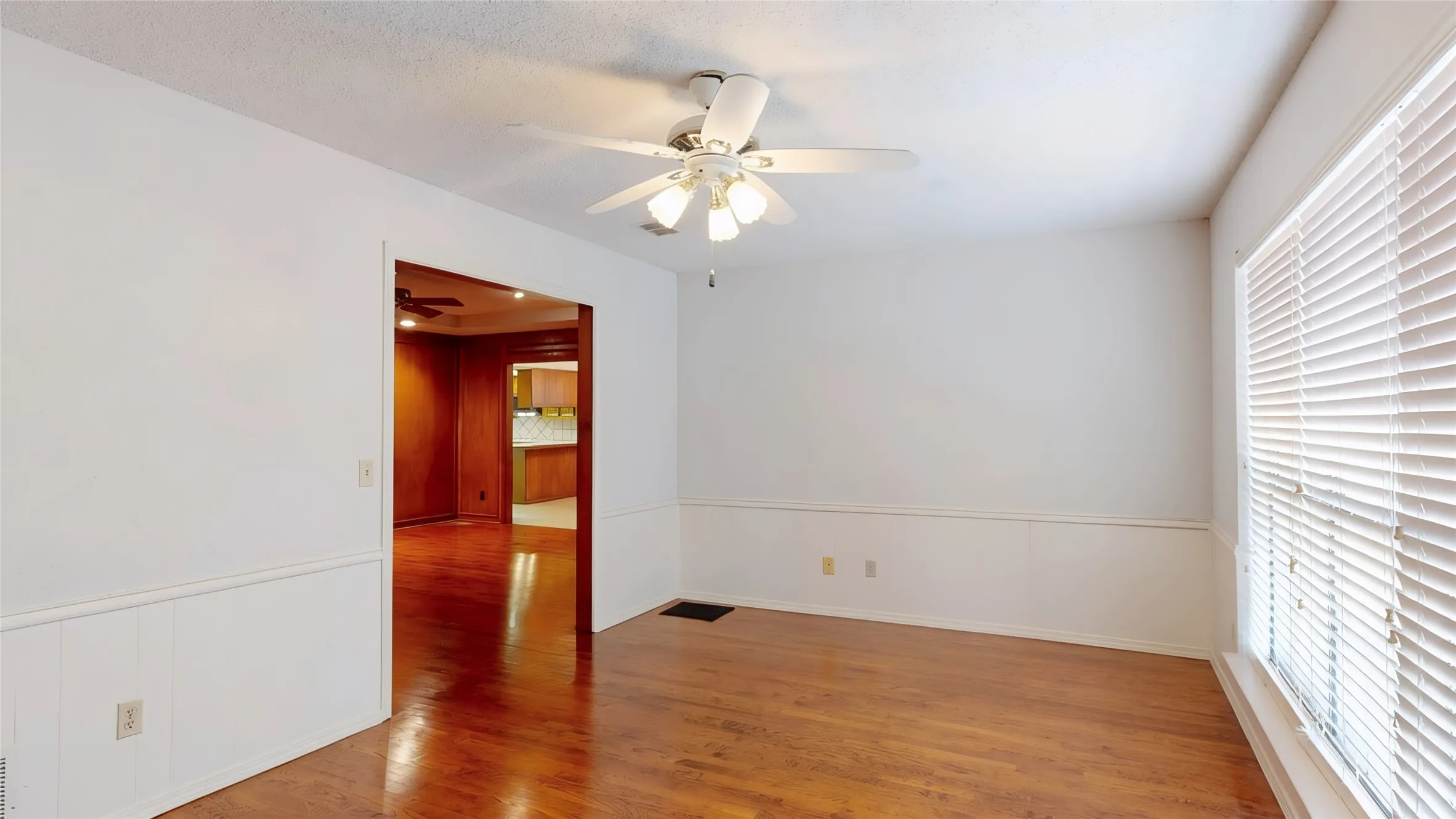 Single Family Residence For Sale in Denton County , 1543 Glenhill Lane, Lewisville, Texas 75077, 3 Bedroom, 2 Bathroom, 2 Garage spaces, 2,180 Sqft, built in 1975, mls#21362698, Real Estate Agent in Lewisville, Homes For Sale in Denton county, Homes For Sale in Lewisville, Realtor in Lewisville Texas, Real Estate Brokerage Independent Realty Texas, Luminita Cordes Realtor