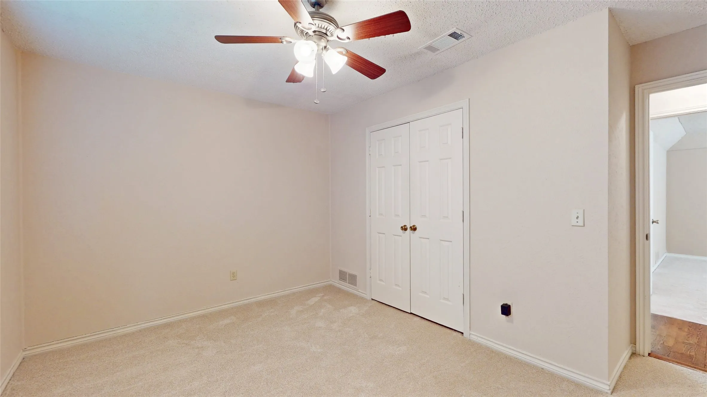 Single Family Residence For Sale in Denton County , 1543 Glenhill Lane, Lewisville, Texas 75077, 3 Bedroom, 2 Bathroom, 2 Garage spaces, 2,180 Sqft, built in 1975, mls#21362698, Real Estate Agent in Lewisville, Homes For Sale in Denton county, Homes For Sale in Lewisville, Realtor in Lewisville Texas, Real Estate Brokerage Independent Realty Texas, Luminita Cordes Realtor