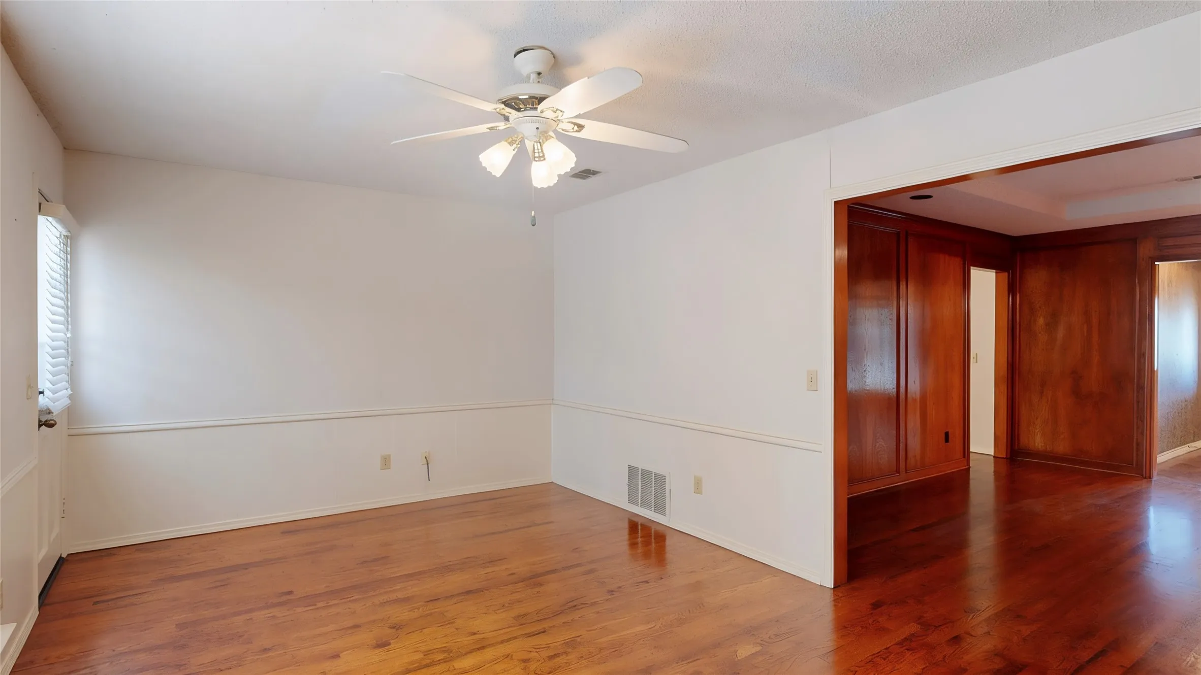 Single Family Residence For Sale in Denton County , 1543 Glenhill Lane, Lewisville, Texas 75077, 3 Bedroom, 2 Bathroom, 2 Garage spaces, 2,180 Sqft, built in 1975, mls#21362698, Real Estate Agent in Lewisville, Homes For Sale in Denton county, Homes For Sale in Lewisville, Realtor in Lewisville Texas, Real Estate Brokerage Independent Realty Texas, Luminita Cordes Realtor
