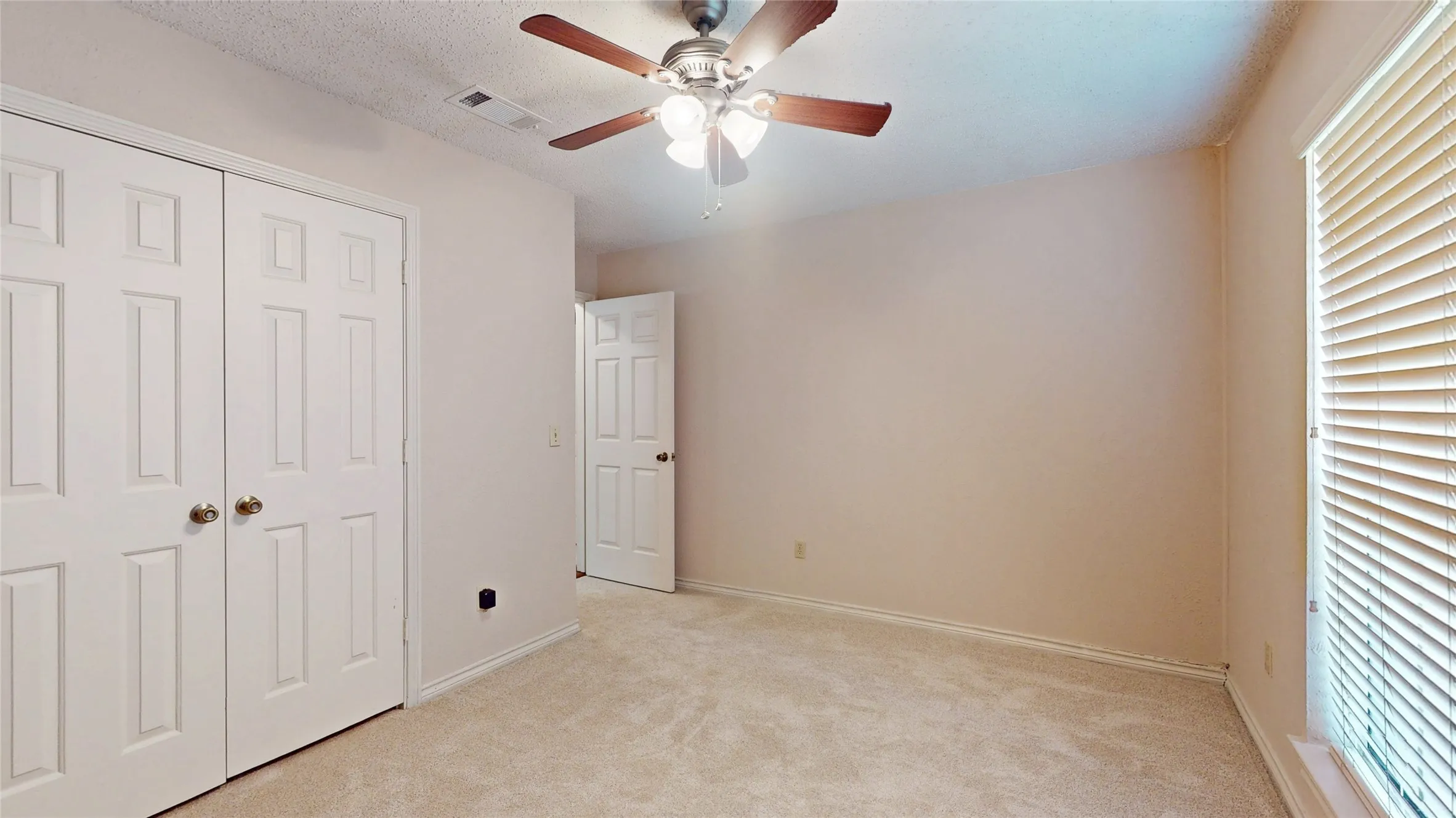 Single Family Residence For Sale in Denton County , 1543 Glenhill Lane, Lewisville, Texas 75077, 3 Bedroom, 2 Bathroom, 2 Garage spaces, 2,180 Sqft, built in 1975, mls#21362698, Real Estate Agent in Lewisville, Homes For Sale in Denton county, Homes For Sale in Lewisville, Realtor in Lewisville Texas, Real Estate Brokerage Independent Realty Texas, Luminita Cordes Realtor
