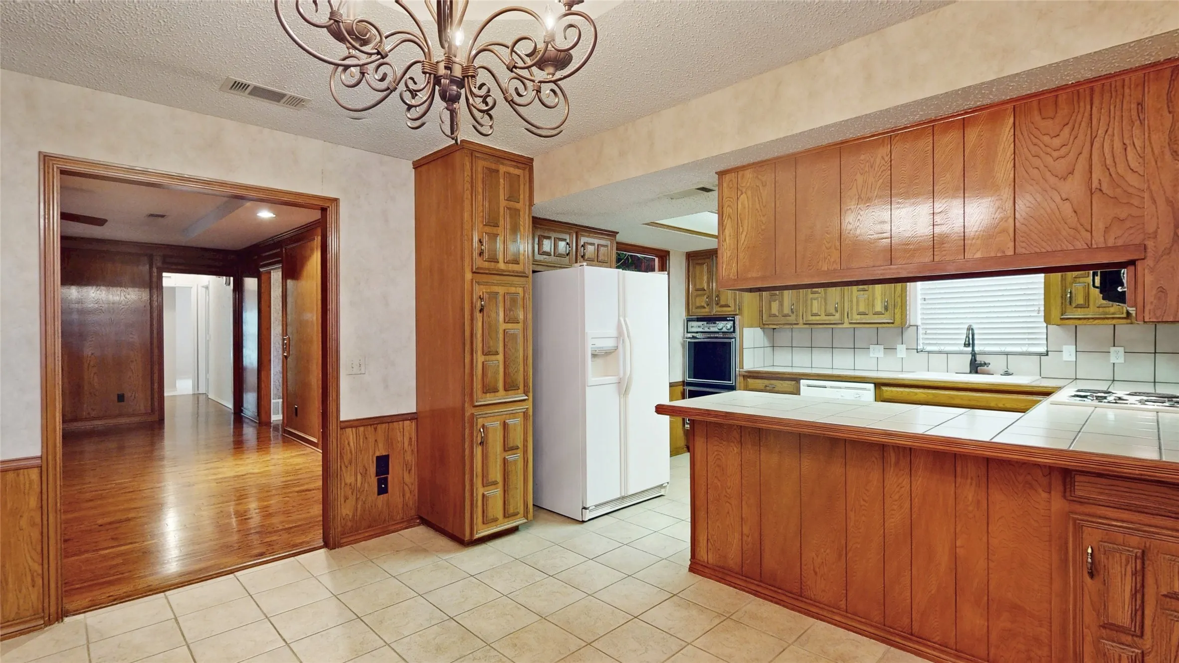 Single Family Residence For Sale in Denton County , 1543 Glenhill Lane, Lewisville, Texas 75077, 3 Bedroom, 2 Bathroom, 2 Garage spaces, 2,180 Sqft, built in 1975, mls#21362698, Real Estate Agent in Lewisville, Homes For Sale in Denton county, Homes For Sale in Lewisville, Realtor in Lewisville Texas, Real Estate Brokerage Independent Realty Texas, Luminita Cordes Realtor