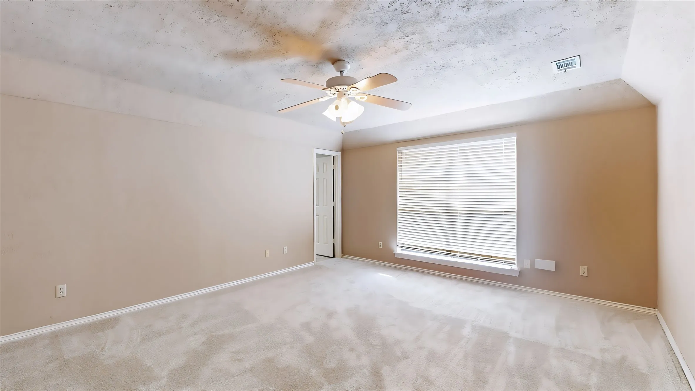 Single Family Residence For Sale in Denton County , 1543 Glenhill Lane, Lewisville, Texas 75077, 3 Bedroom, 2 Bathroom, 2 Garage spaces, 2,180 Sqft, built in 1975, mls#21362698, Real Estate Agent in Lewisville, Homes For Sale in Denton county, Homes For Sale in Lewisville, Realtor in Lewisville Texas, Real Estate Brokerage Independent Realty Texas, Luminita Cordes Realtor