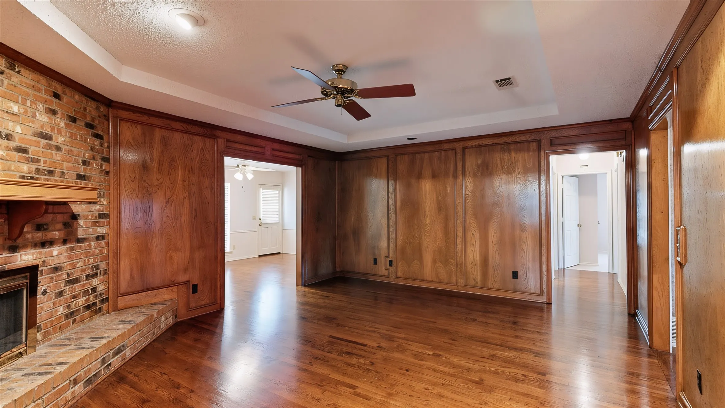 Single Family Residence For Sale in Denton County , 1543 Glenhill Lane, Lewisville, Texas 75077, 3 Bedroom, 2 Bathroom, 2 Garage spaces, 2,180 Sqft, built in 1975, mls#21362698, Real Estate Agent in Lewisville, Homes For Sale in Denton county, Homes For Sale in Lewisville, Realtor in Lewisville Texas, Real Estate Brokerage Independent Realty Texas, Luminita Cordes Realtor