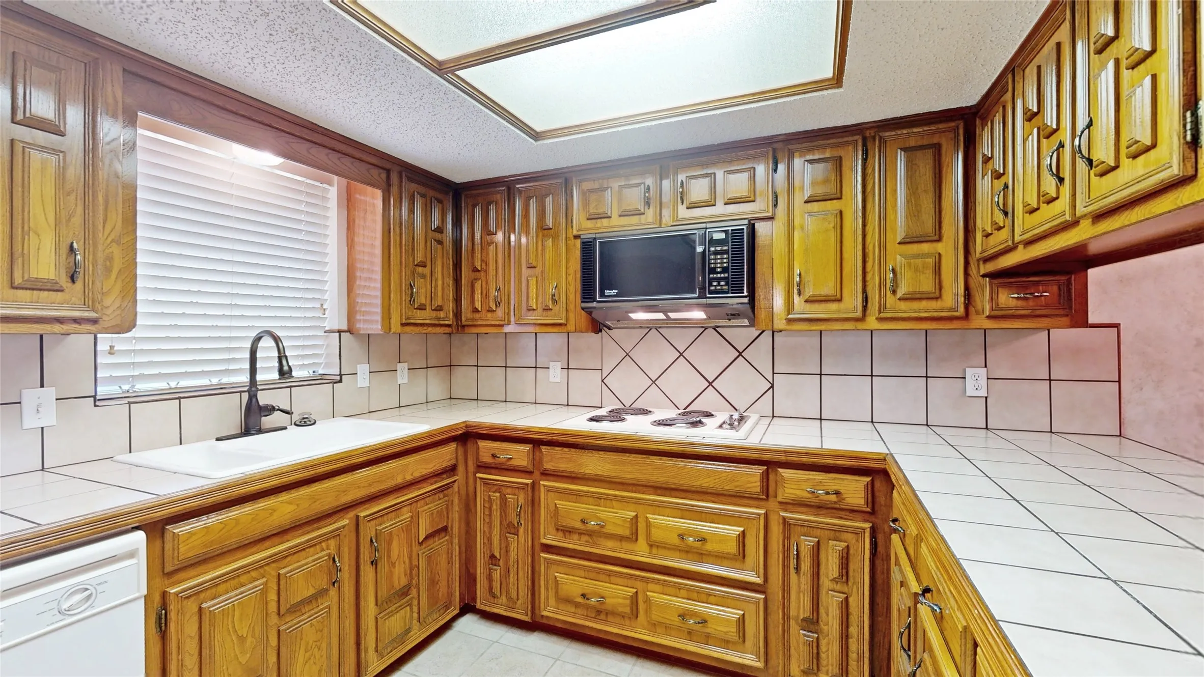 Single Family Residence For Sale in Denton County , 1543 Glenhill Lane, Lewisville, Texas 75077, 3 Bedroom, 2 Bathroom, 2 Garage spaces, 2,180 Sqft, built in 1975, mls#21362698, Real Estate Agent in Lewisville, Homes For Sale in Denton county, Homes For Sale in Lewisville, Realtor in Lewisville Texas, Real Estate Brokerage Independent Realty Texas, Luminita Cordes Realtor