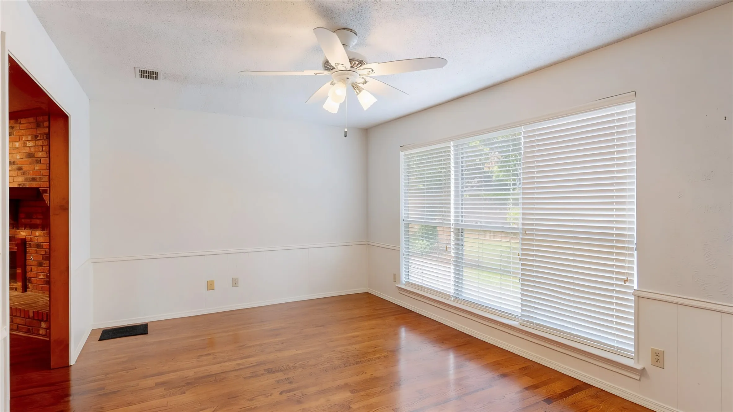 Single Family Residence For Sale in Denton County , 1543 Glenhill Lane, Lewisville, Texas 75077, 3 Bedroom, 2 Bathroom, 2 Garage spaces, 2,180 Sqft, built in 1975, mls#21362698, Real Estate Agent in Lewisville, Homes For Sale in Denton county, Homes For Sale in Lewisville, Realtor in Lewisville Texas, Real Estate Brokerage Independent Realty Texas, Luminita Cordes Realtor