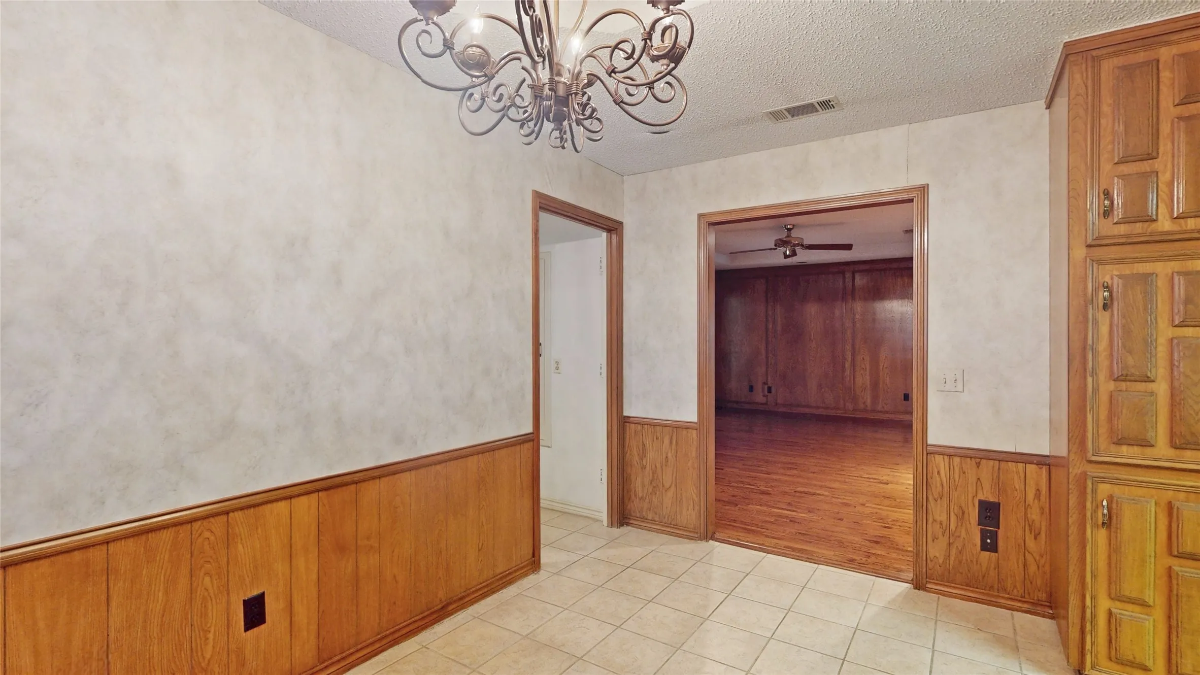 Single Family Residence For Sale in Denton County , 1543 Glenhill Lane, Lewisville, Texas 75077, 3 Bedroom, 2 Bathroom, 2 Garage spaces, 2,180 Sqft, built in 1975, mls#21362698, Real Estate Agent in Lewisville, Homes For Sale in Denton county, Homes For Sale in Lewisville, Realtor in Lewisville Texas, Real Estate Brokerage Independent Realty Texas, Luminita Cordes Realtor