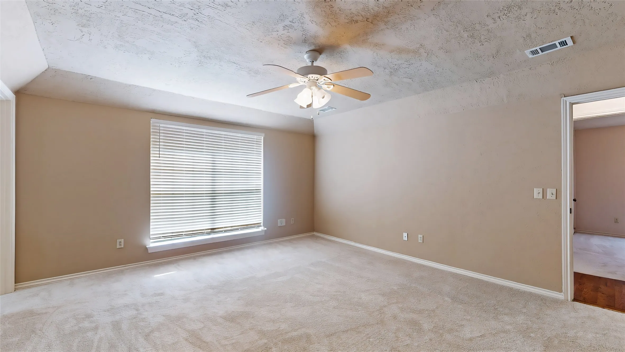 Single Family Residence For Sale in Denton County , 1543 Glenhill Lane, Lewisville, Texas 75077, 3 Bedroom, 2 Bathroom, 2 Garage spaces, 2,180 Sqft, built in 1975, mls#21362698, Real Estate Agent in Lewisville, Homes For Sale in Denton county, Homes For Sale in Lewisville, Realtor in Lewisville Texas, Real Estate Brokerage Independent Realty Texas, Luminita Cordes Realtor