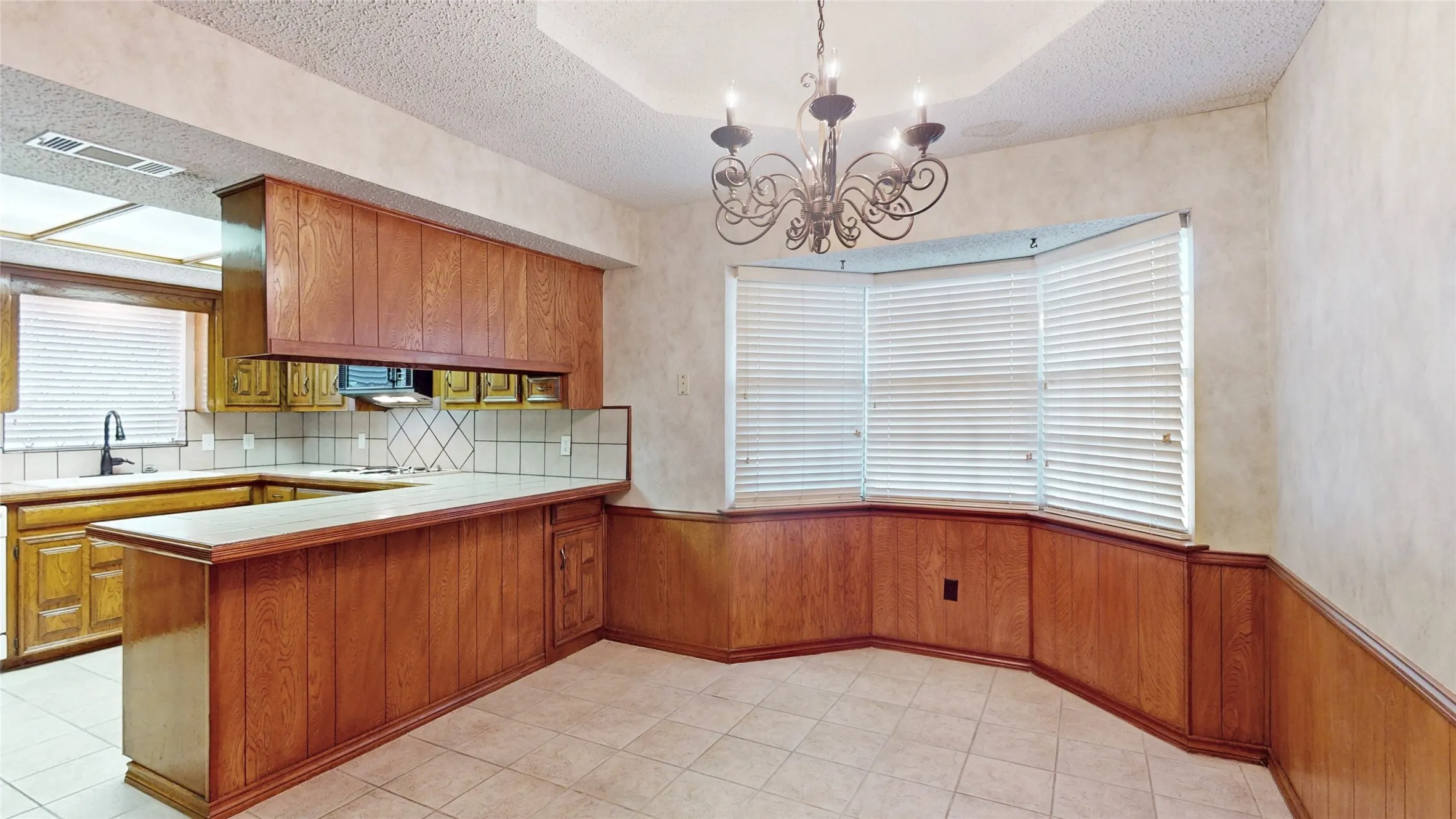 Single Family Residence For Sale in Denton County , 1543 Glenhill Lane, Lewisville, Texas 75077, 3 Bedroom, 2 Bathroom, 2 Garage spaces, 2,180 Sqft, built in 1975, mls#21362698, Real Estate Agent in Lewisville, Homes For Sale in Denton county, Homes For Sale in Lewisville, Realtor in Lewisville Texas, Real Estate Brokerage Independent Realty Texas, Luminita Cordes Realtor