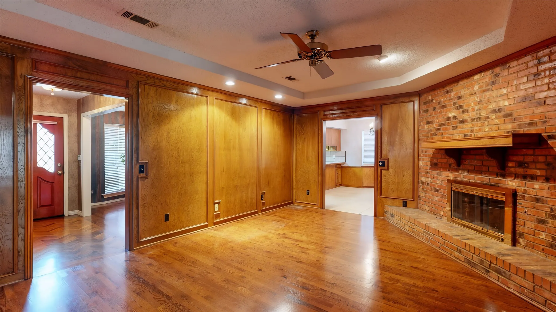 Single Family Residence For Sale in Denton County , 1543 Glenhill Lane, Lewisville, Texas 75077, 3 Bedroom, 2 Bathroom, 2 Garage spaces, 2,180 Sqft, built in 1975, mls#21362698, Real Estate Agent in Lewisville, Homes For Sale in Denton county, Homes For Sale in Lewisville, Realtor in Lewisville Texas, Real Estate Brokerage Independent Realty Texas, Luminita Cordes Realtor