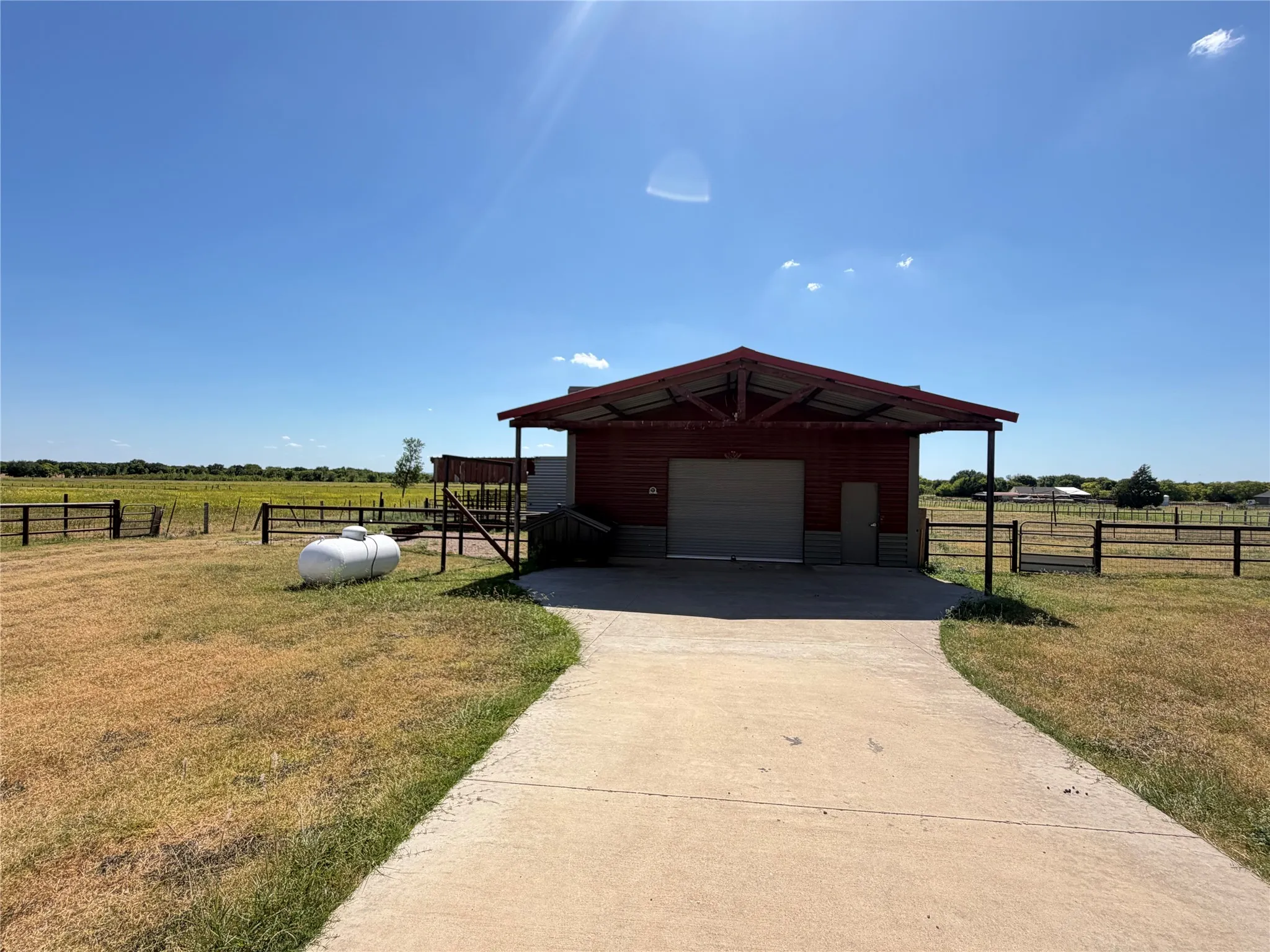 Single Family Residence For Sale in Ellis County , 1015 Curry Road, Waxahachie, Texas 75167, 5 Bedroom, 3 Bathroom, Garage spaces, 5,113 Sqft, built in 2011, mls#21359628, Real Estate Agent in Waxahachie, Homes For Sale in Ellis county, Homes For Sale in Waxahachie, Realtor in Waxahachie Texas, Real Estate Brokerage Independent Realty Texas, Luminita Cordes Realtor