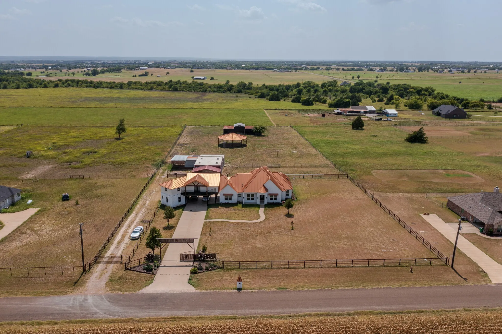 Single Family Residence For Sale in Ellis County , 1015 Curry Road, Waxahachie, Texas 75167, 5 Bedroom, 3 Bathroom, Garage spaces, 5,113 Sqft, built in 2011, mls#21359628, Real Estate Agent in Waxahachie, Homes For Sale in Ellis county, Homes For Sale in Waxahachie, Realtor in Waxahachie Texas, Real Estate Brokerage Independent Realty Texas, Luminita Cordes Realtor