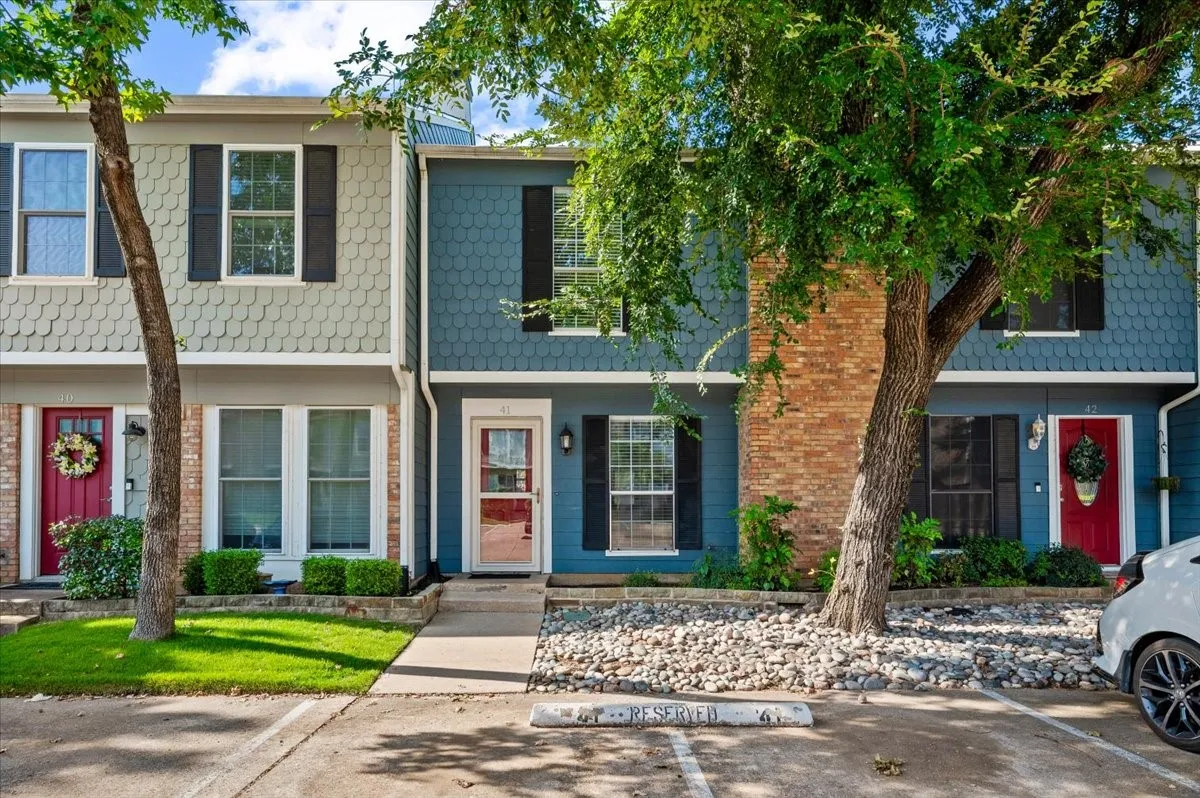 Townhouse For Sale in Tarrant County , 41 Abbey Road, Euless, Texas 76039, 2 Bedroom, 2 Bathroom, Garage spaces, 976 Sqft, built in 1983, mls#21362723, Real Estate Agent in Euless, Homes For Sale in Tarrant county, Homes For Sale in Euless, Realtor in Euless Texas, Real Estate Brokerage Independent Realty Texas, Luminita Cordes Realtor