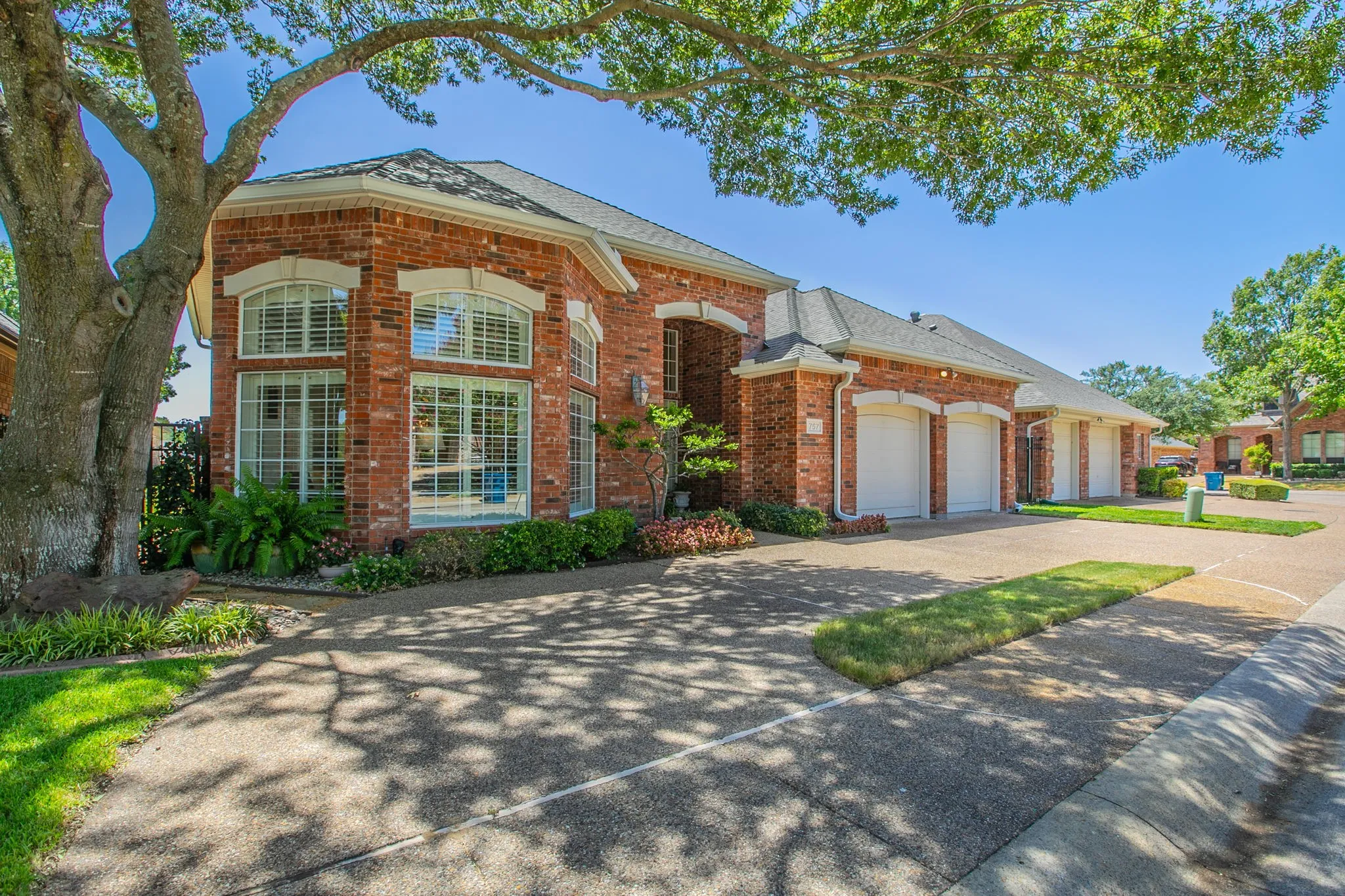 Single Family Residence For Sale in Dallas County , 757 Village Green Drive, De Soto, Texas 75115, 4 Bedroom, 4 Bathroom, 2 Garage spaces, 3,832 Sqft, built in 1992, mls#21361485, Real Estate Agent in De Soto, Homes For Sale in Dallas county, Homes For Sale in De Soto, Realtor in De Soto Texas, Real Estate Brokerage Independent Realty Texas, Luminita Cordes Realtor