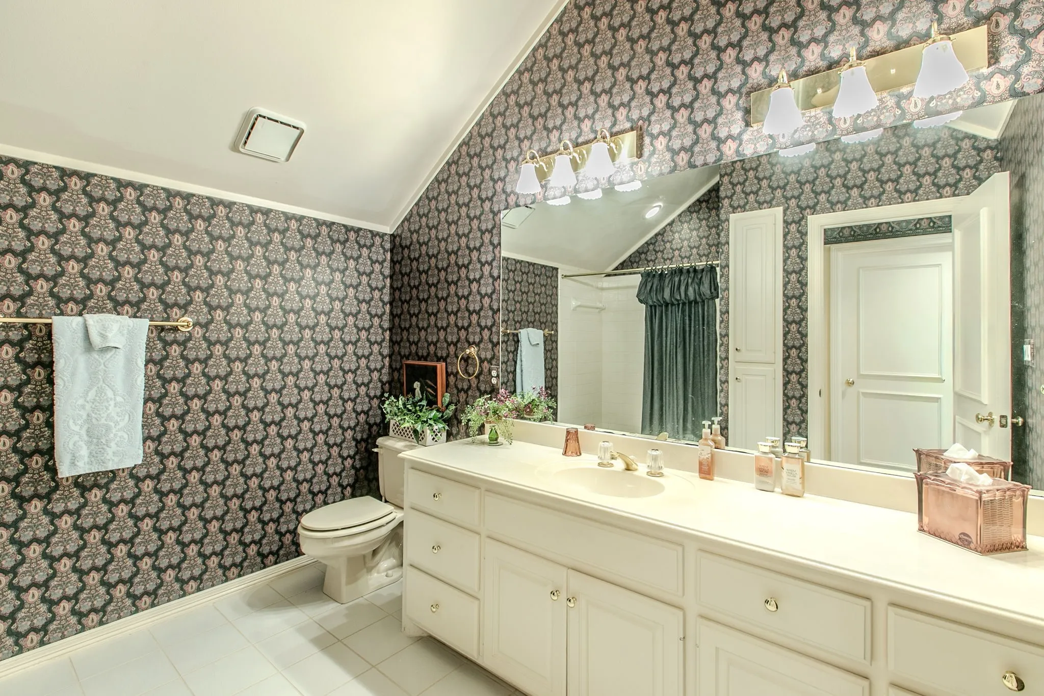 Single Family Residence For Sale in Dallas County , 757 Village Green Drive, De Soto, Texas 75115, 4 Bedroom, 4 Bathroom, 2 Garage spaces, 3,832 Sqft, built in 1992, mls#21361485, Real Estate Agent in De Soto, Homes For Sale in Dallas county, Homes For Sale in De Soto, Realtor in De Soto Texas, Real Estate Brokerage Independent Realty Texas, Luminita Cordes Realtor