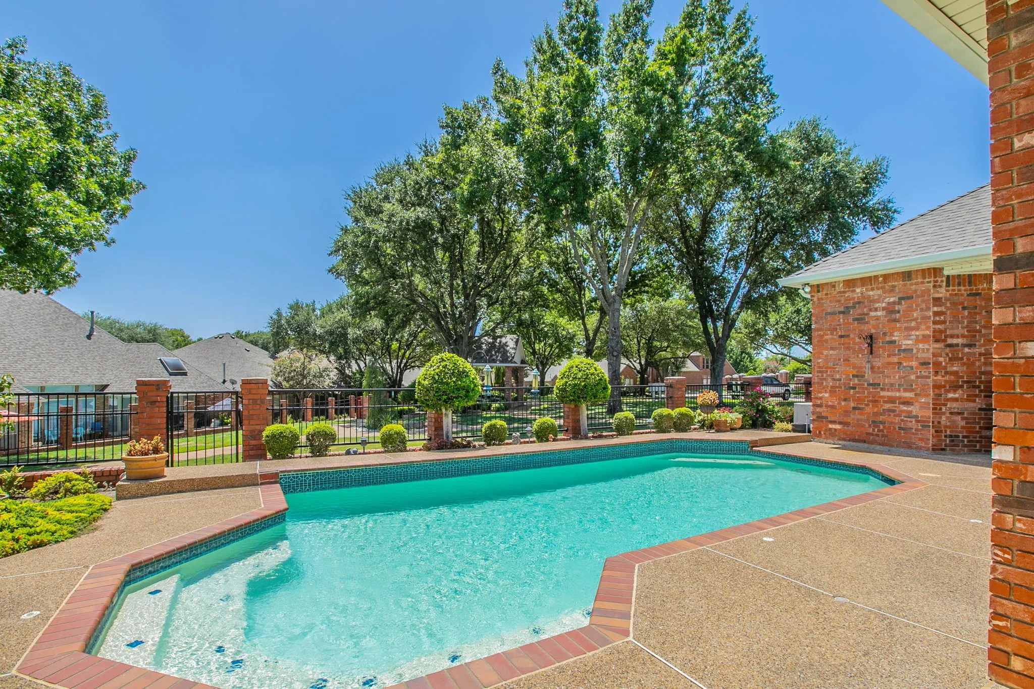 Single Family Residence For Sale in Dallas County , 757 Village Green Drive, De Soto, Texas 75115, 4 Bedroom, 4 Bathroom, 2 Garage spaces, 3,832 Sqft, built in 1992, mls#21361485, Real Estate Agent in De Soto, Homes For Sale in Dallas county, Homes For Sale in De Soto, Realtor in De Soto Texas, Real Estate Brokerage Independent Realty Texas, Luminita Cordes Realtor
