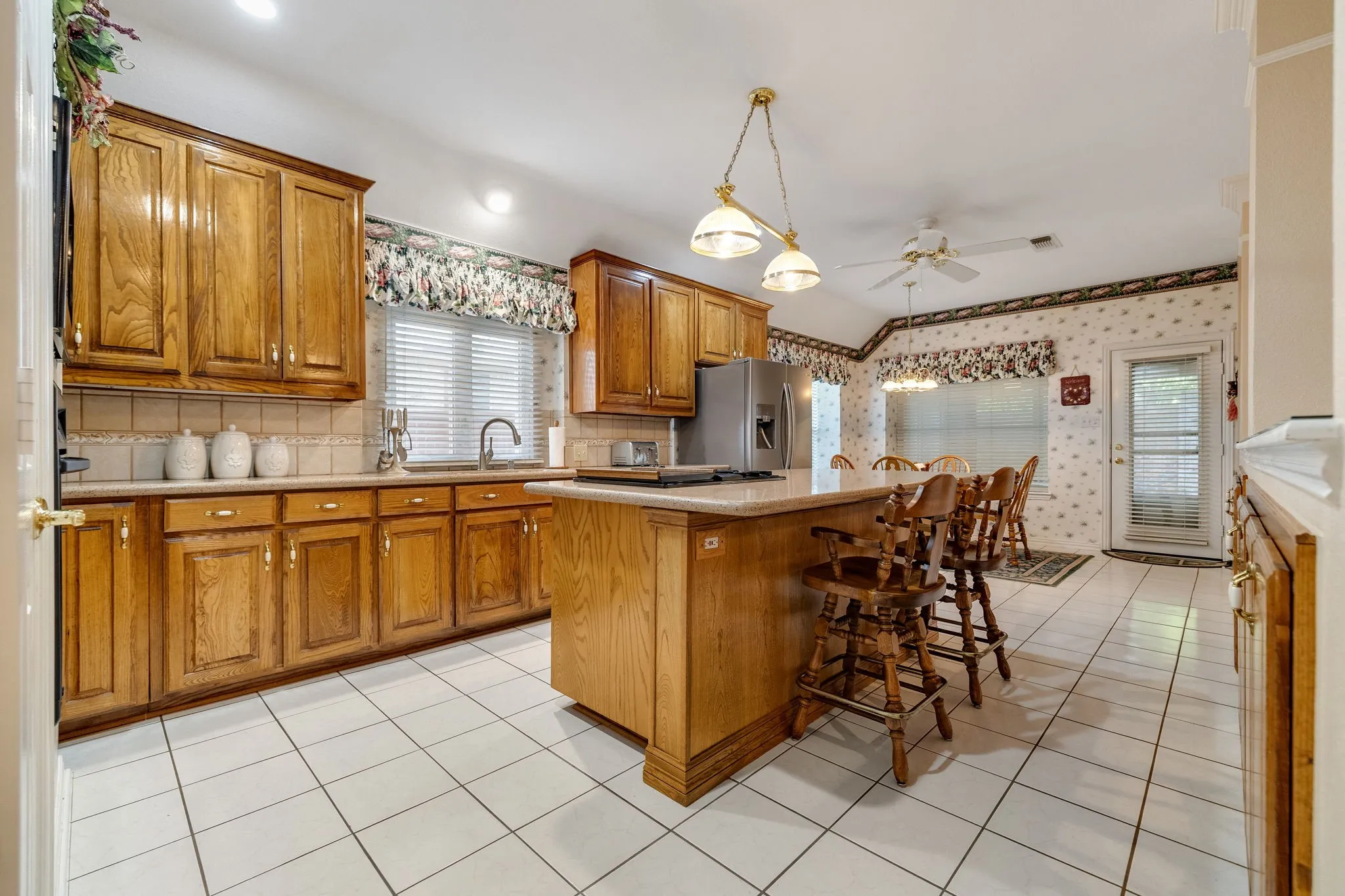 Single Family Residence For Sale in Denton County , 1602 Oak Ridge Drive, Corinth, Texas 76210, 4 Bedroom, 3 Bathroom, 3 Garage spaces, 2,975 Sqft, built in 1996, mls#21362649, Real Estate Agent in Corinth, Homes For Sale in Denton county, Homes For Sale in Corinth, Realtor in Corinth Texas, Real Estate Brokerage Independent Realty Texas, Luminita Cordes Realtor