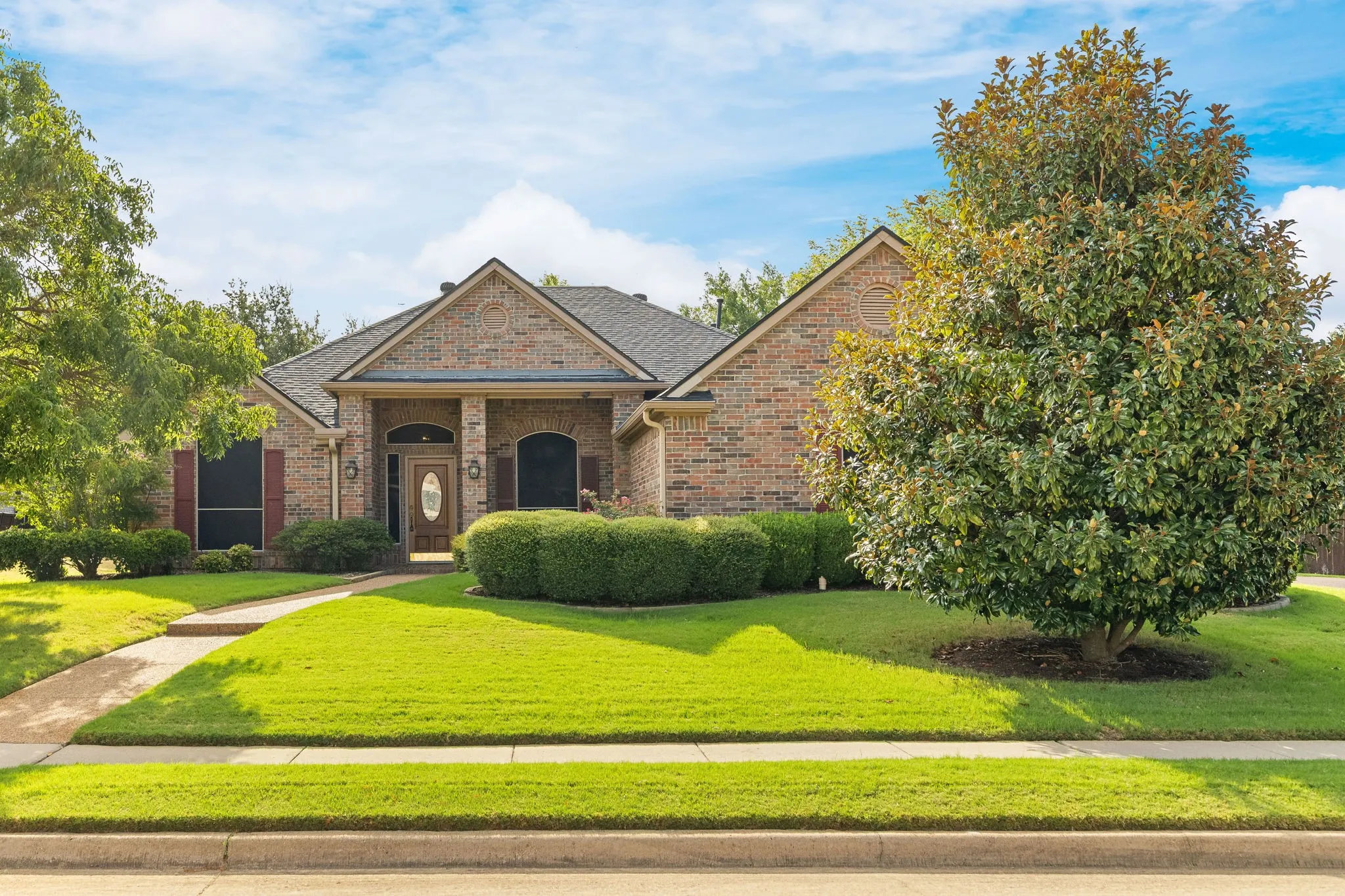 Single Family Residence For Sale in Denton County , 1602 Oak Ridge Drive, Corinth, Texas 76210, 4 Bedroom, 3 Bathroom, 3 Garage spaces, 2,975 Sqft, built in 1996, mls#21362649, Real Estate Agent in Corinth, Homes For Sale in Denton county, Homes For Sale in Corinth, Realtor in Corinth Texas, Real Estate Brokerage Independent Realty Texas, Luminita Cordes Realtor