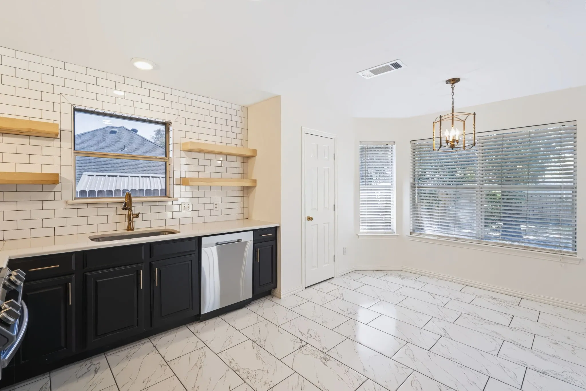 Single Family Residence For Sale in Parker County , 2018 Timber Cove Court, Weatherford, Texas 76087, 3 Bedroom, 2 Bathroom, 2 Garage spaces, 1,750 Sqft, built in 2003, mls#21362117, Real Estate Agent in Weatherford, Homes For Sale in Parker county, Homes For Sale in Weatherford, Realtor in Weatherford Texas, Real Estate Brokerage Independent Realty Texas, Luminita Cordes Realtor