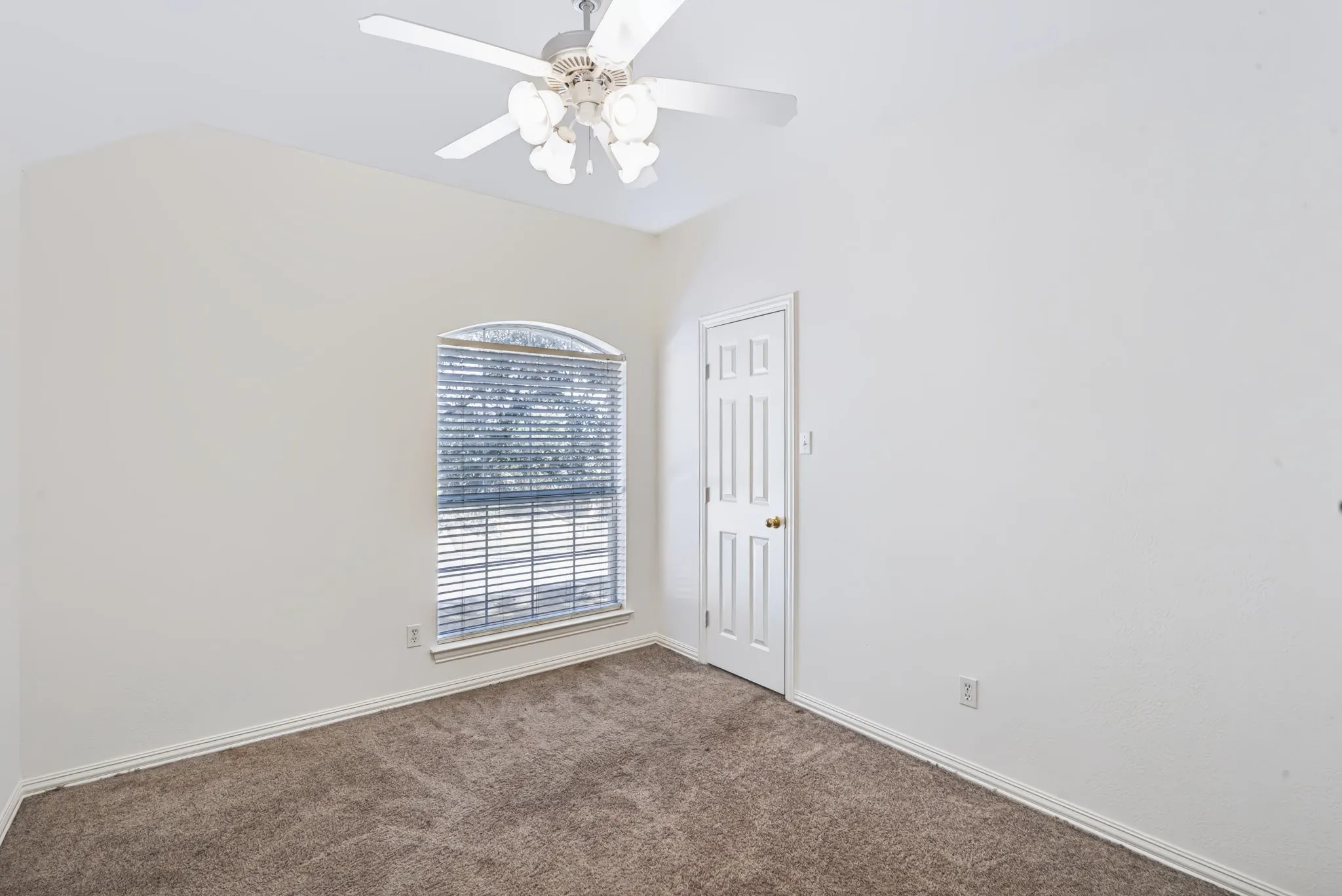 Single Family Residence For Sale in Parker County , 2018 Timber Cove Court, Weatherford, Texas 76087, 3 Bedroom, 2 Bathroom, 2 Garage spaces, 1,750 Sqft, built in 2003, mls#21362117, Real Estate Agent in Weatherford, Homes For Sale in Parker county, Homes For Sale in Weatherford, Realtor in Weatherford Texas, Real Estate Brokerage Independent Realty Texas, Luminita Cordes Realtor