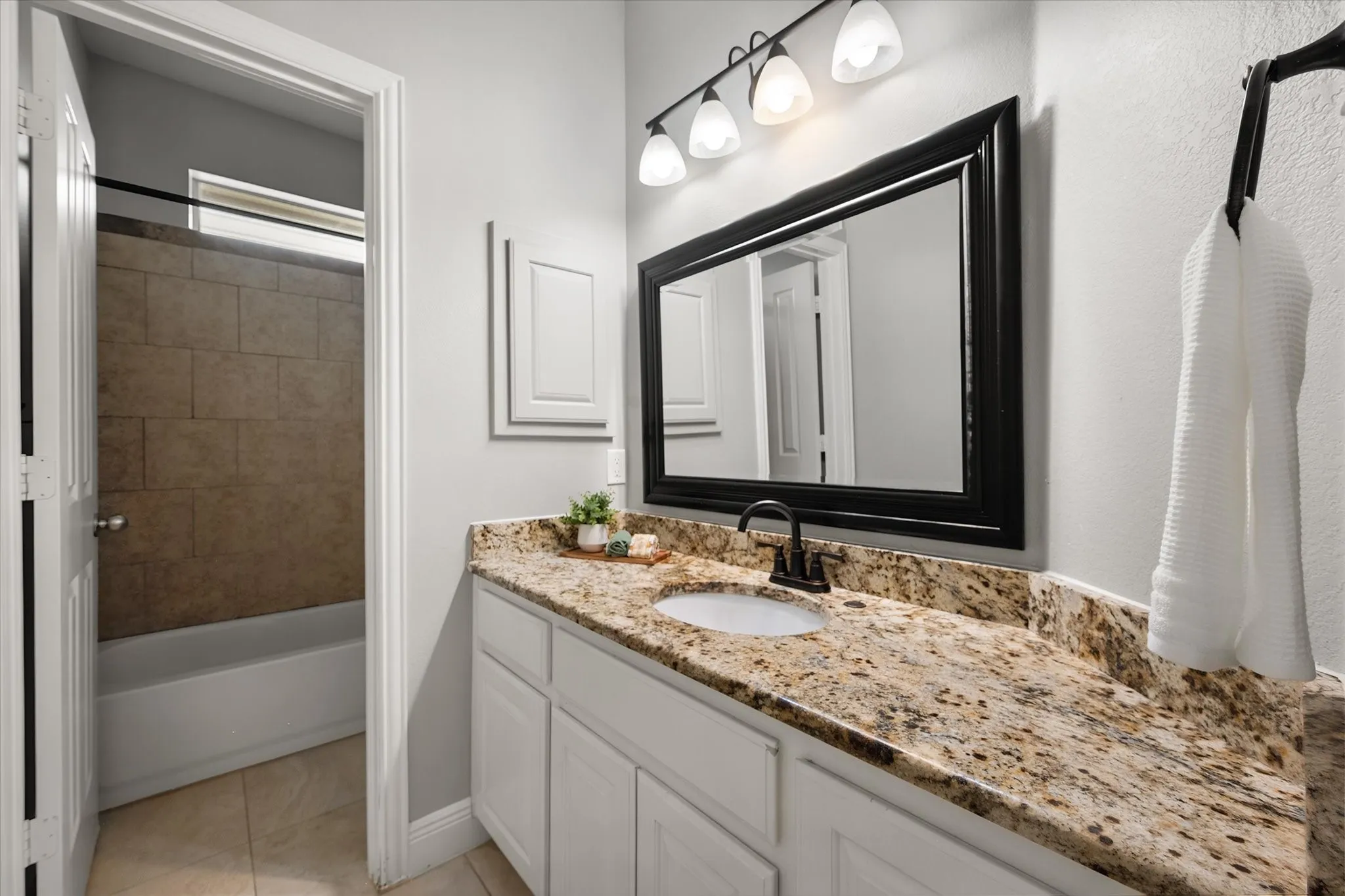 Single Family Residence For Sale in Tarrant County , 1815 Lakes Edge Boulevard, Mansfield, Texas 76063, 4 Bedroom, 3 Bathroom, 3 Garage spaces, 3,449 Sqft, built in 1999, mls#21336174, Real Estate Agent in Mansfield, Homes For Sale in Tarrant county, Homes For Sale in Mansfield, Realtor in Mansfield Texas, Real Estate Brokerage Independent Realty Texas, Luminita Cordes Realtor