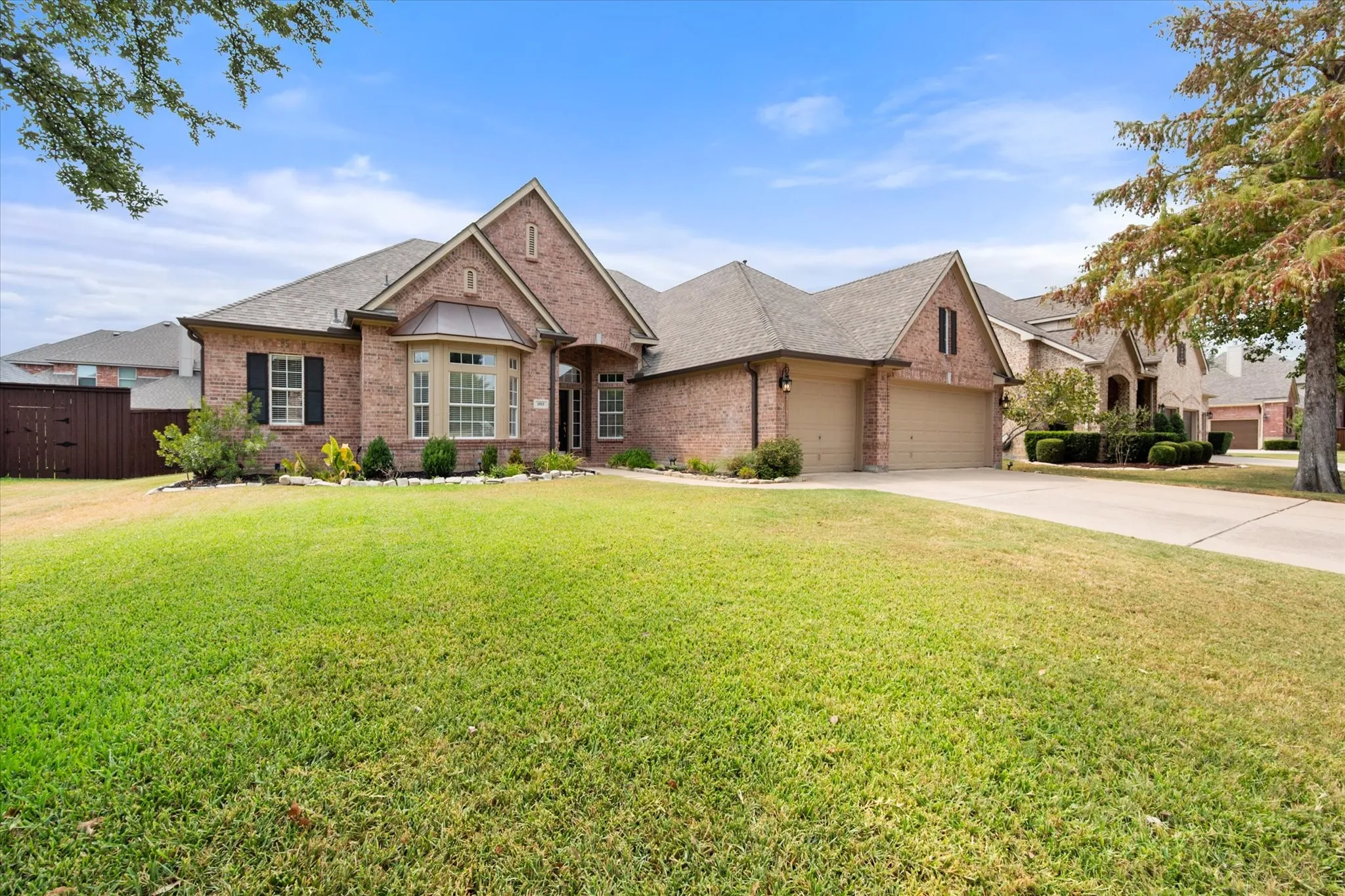Single Family Residence For Sale in Tarrant County , 1815 Lakes Edge Boulevard, Mansfield, Texas 76063, 4 Bedroom, 3 Bathroom, 3 Garage spaces, 3,449 Sqft, built in 1999, mls#21336174, Real Estate Agent in Mansfield, Homes For Sale in Tarrant county, Homes For Sale in Mansfield, Realtor in Mansfield Texas, Real Estate Brokerage Independent Realty Texas, Luminita Cordes Realtor