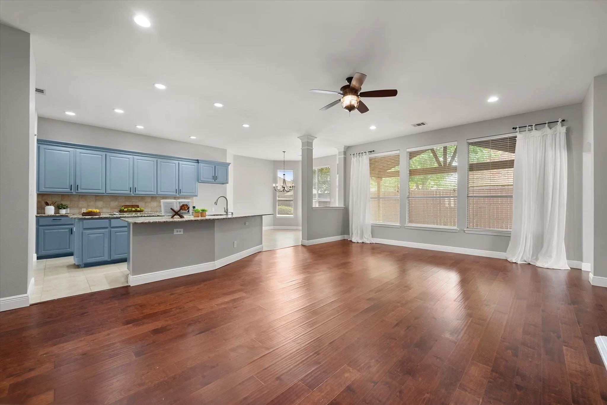 Single Family Residence For Sale in Tarrant County , 1815 Lakes Edge Boulevard, Mansfield, Texas 76063, 4 Bedroom, 3 Bathroom, 3 Garage spaces, 3,449 Sqft, built in 1999, mls#21336174, Real Estate Agent in Mansfield, Homes For Sale in Tarrant county, Homes For Sale in Mansfield, Realtor in Mansfield Texas, Real Estate Brokerage Independent Realty Texas, Luminita Cordes Realtor