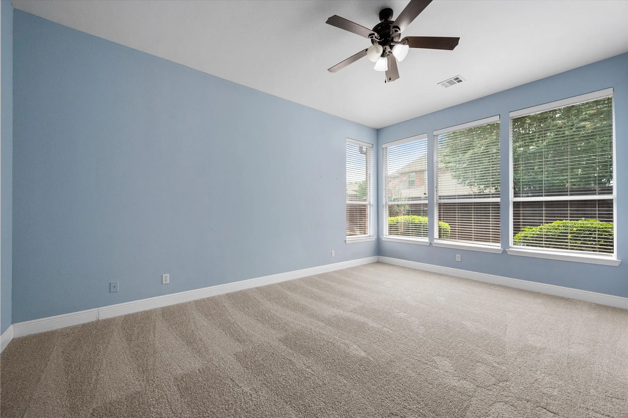 Single Family Residence For Sale in Tarrant County , 1815 Lakes Edge Boulevard, Mansfield, Texas 76063, 4 Bedroom, 3 Bathroom, 3 Garage spaces, 3,449 Sqft, built in 1999, mls#21336174, Real Estate Agent in Mansfield, Homes For Sale in Tarrant county, Homes For Sale in Mansfield, Realtor in Mansfield Texas, Real Estate Brokerage Independent Realty Texas, Luminita Cordes Realtor