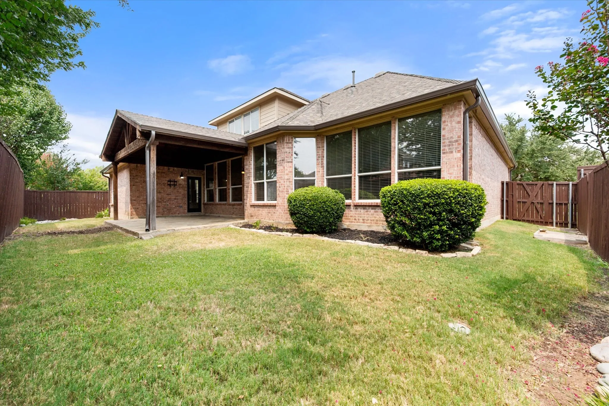 Single Family Residence For Sale in Tarrant County , 1815 Lakes Edge Boulevard, Mansfield, Texas 76063, 4 Bedroom, 3 Bathroom, 3 Garage spaces, 3,449 Sqft, built in 1999, mls#21336174, Real Estate Agent in Mansfield, Homes For Sale in Tarrant county, Homes For Sale in Mansfield, Realtor in Mansfield Texas, Real Estate Brokerage Independent Realty Texas, Luminita Cordes Realtor