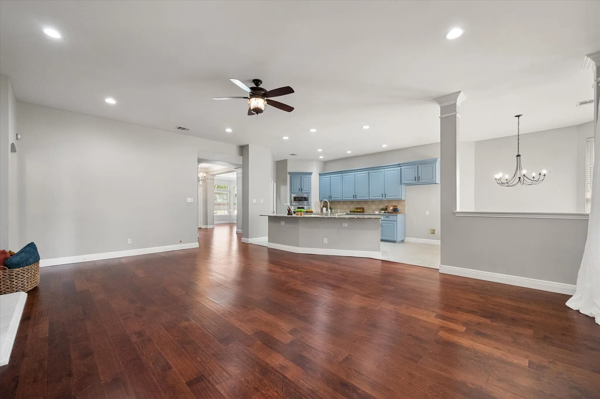 Single Family Residence For Sale in Tarrant County , 1815 Lakes Edge Boulevard, Mansfield, Texas 76063, 4 Bedroom, 3 Bathroom, 3 Garage spaces, 3,449 Sqft, built in 1999, mls#21336174, Real Estate Agent in Mansfield, Homes For Sale in Tarrant county, Homes For Sale in Mansfield, Realtor in Mansfield Texas, Real Estate Brokerage Independent Realty Texas, Luminita Cordes Realtor