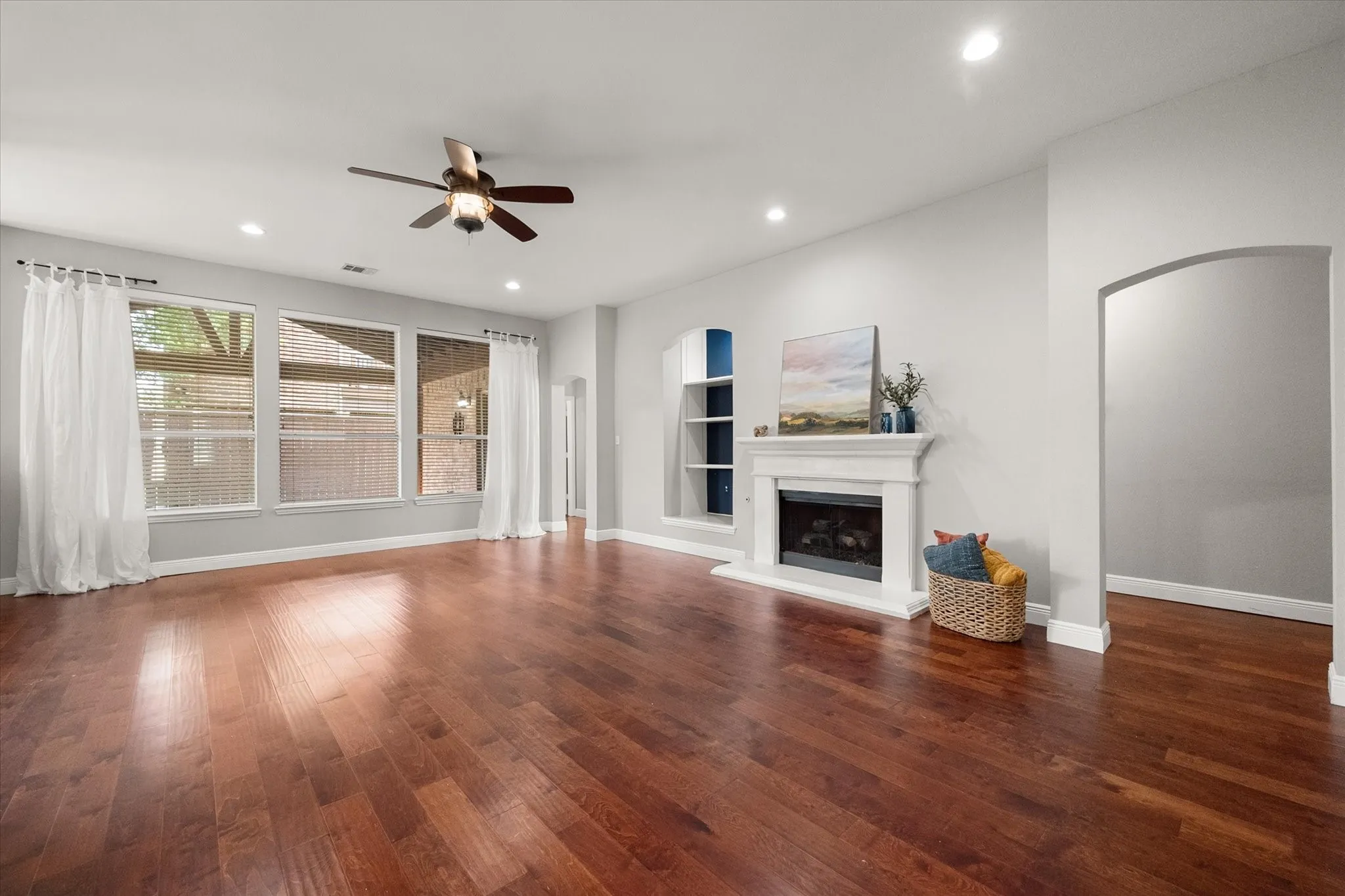 Single Family Residence For Sale in Tarrant County , 1815 Lakes Edge Boulevard, Mansfield, Texas 76063, 4 Bedroom, 3 Bathroom, 3 Garage spaces, 3,449 Sqft, built in 1999, mls#21336174, Real Estate Agent in Mansfield, Homes For Sale in Tarrant county, Homes For Sale in Mansfield, Realtor in Mansfield Texas, Real Estate Brokerage Independent Realty Texas, Luminita Cordes Realtor