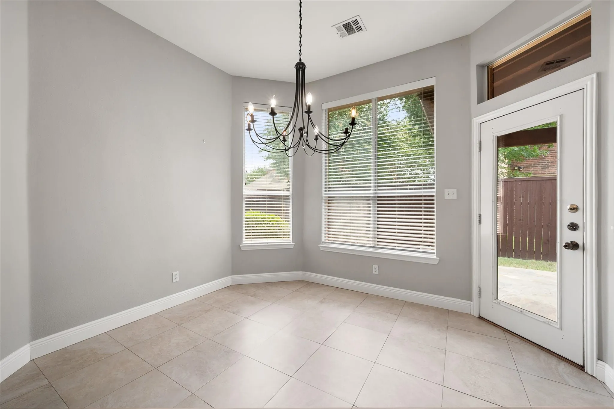 Single Family Residence For Sale in Tarrant County , 1815 Lakes Edge Boulevard, Mansfield, Texas 76063, 4 Bedroom, 3 Bathroom, 3 Garage spaces, 3,449 Sqft, built in 1999, mls#21336174, Real Estate Agent in Mansfield, Homes For Sale in Tarrant county, Homes For Sale in Mansfield, Realtor in Mansfield Texas, Real Estate Brokerage Independent Realty Texas, Luminita Cordes Realtor