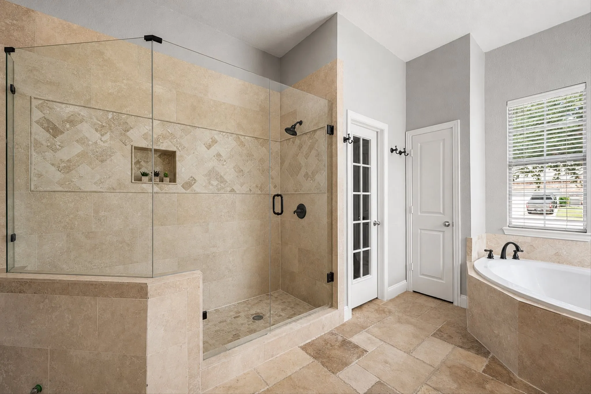 Single Family Residence For Sale in Tarrant County , 1815 Lakes Edge Boulevard, Mansfield, Texas 76063, 4 Bedroom, 3 Bathroom, 3 Garage spaces, 3,449 Sqft, built in 1999, mls#21336174, Real Estate Agent in Mansfield, Homes For Sale in Tarrant county, Homes For Sale in Mansfield, Realtor in Mansfield Texas, Real Estate Brokerage Independent Realty Texas, Luminita Cordes Realtor