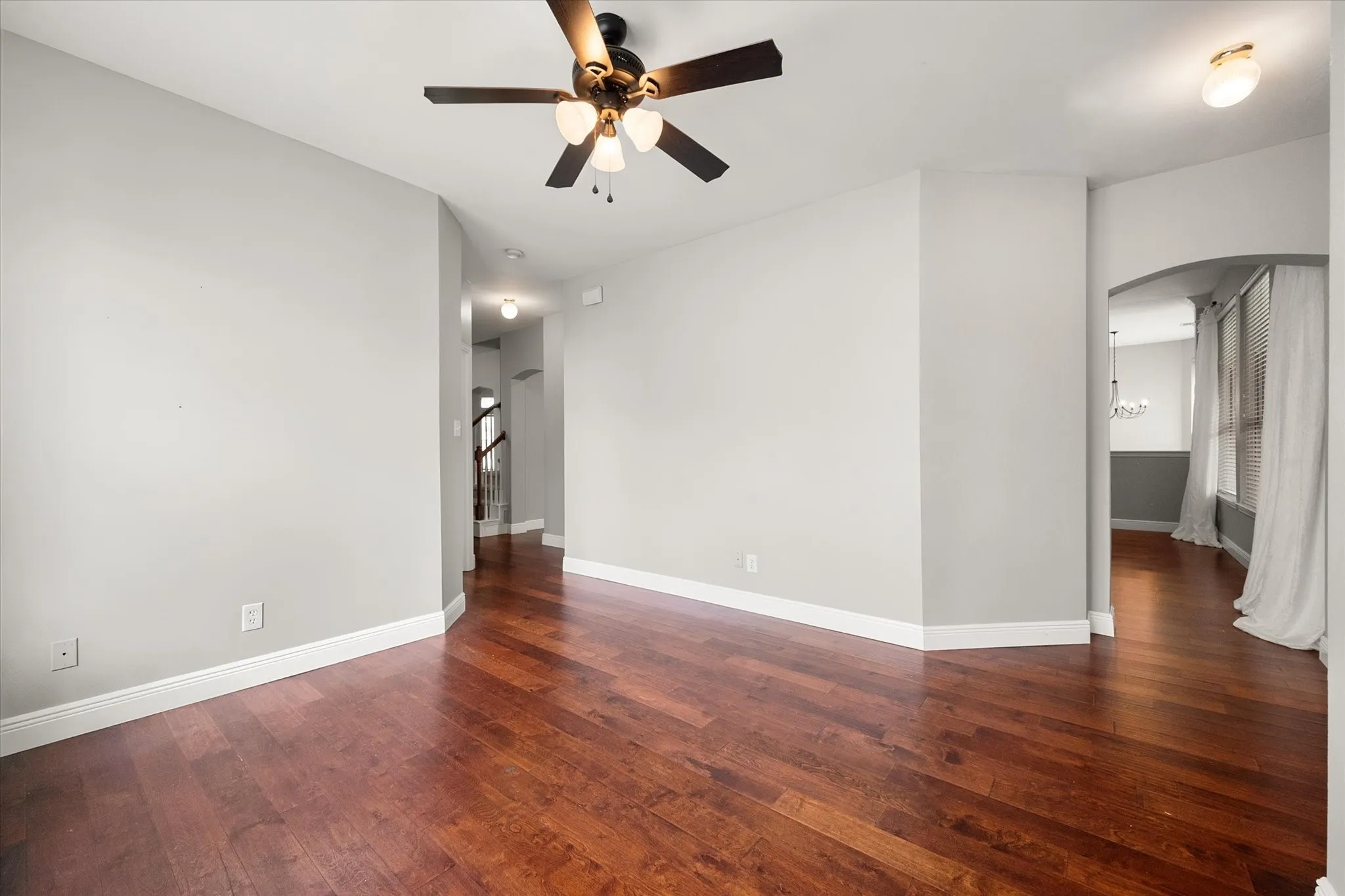 Single Family Residence For Sale in Tarrant County , 1815 Lakes Edge Boulevard, Mansfield, Texas 76063, 4 Bedroom, 3 Bathroom, 3 Garage spaces, 3,449 Sqft, built in 1999, mls#21336174, Real Estate Agent in Mansfield, Homes For Sale in Tarrant county, Homes For Sale in Mansfield, Realtor in Mansfield Texas, Real Estate Brokerage Independent Realty Texas, Luminita Cordes Realtor