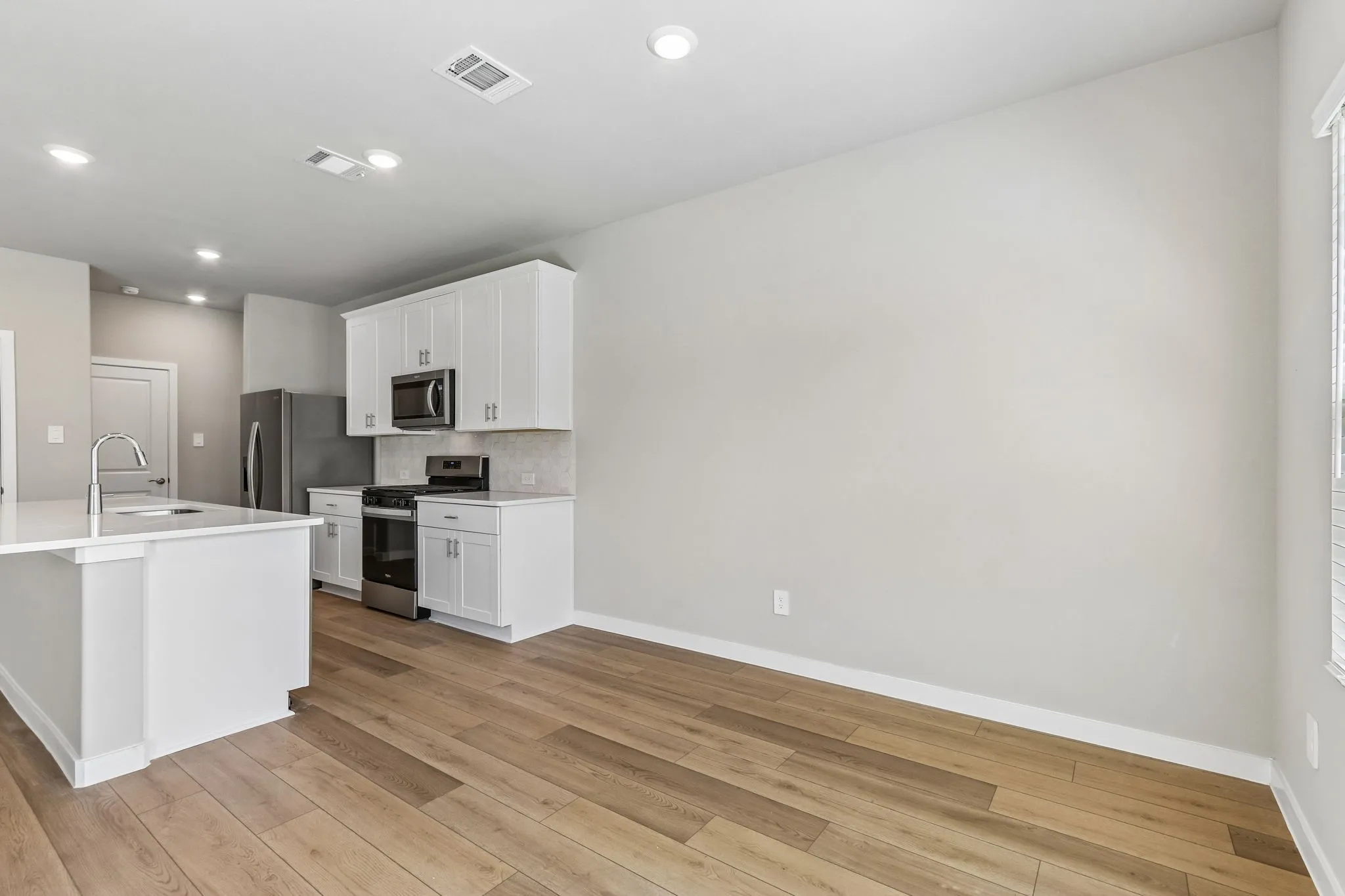  Photo is not of the actual home, but is an inspirational photo of builder’s model home and may depict options, furnishings, and/or decorator features that are not included.
