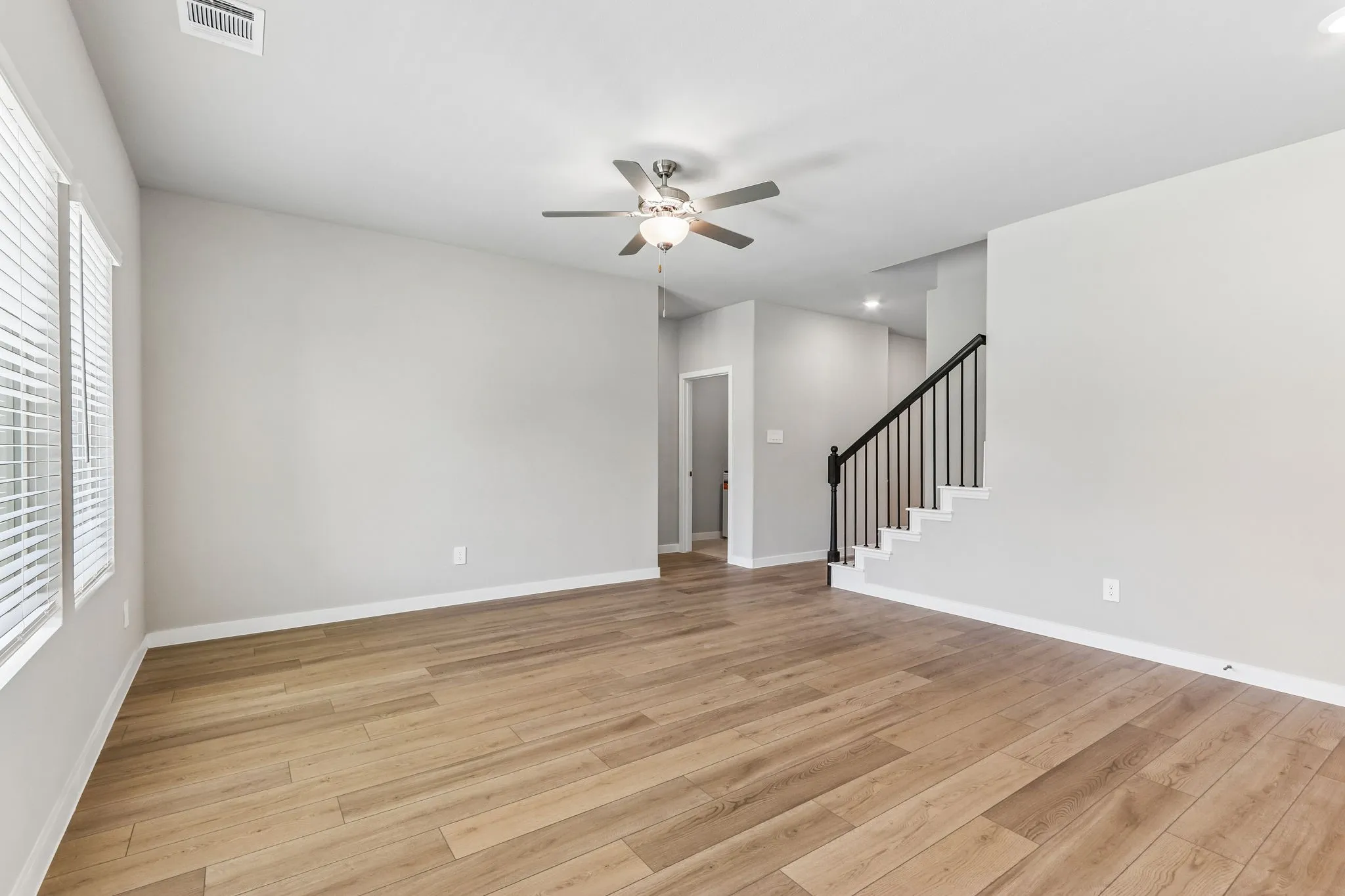 Photo is not of the actual home, but is an inspirational photo of builder’s model home and may depict options, furnishings, and/or decorator features that are not included.
