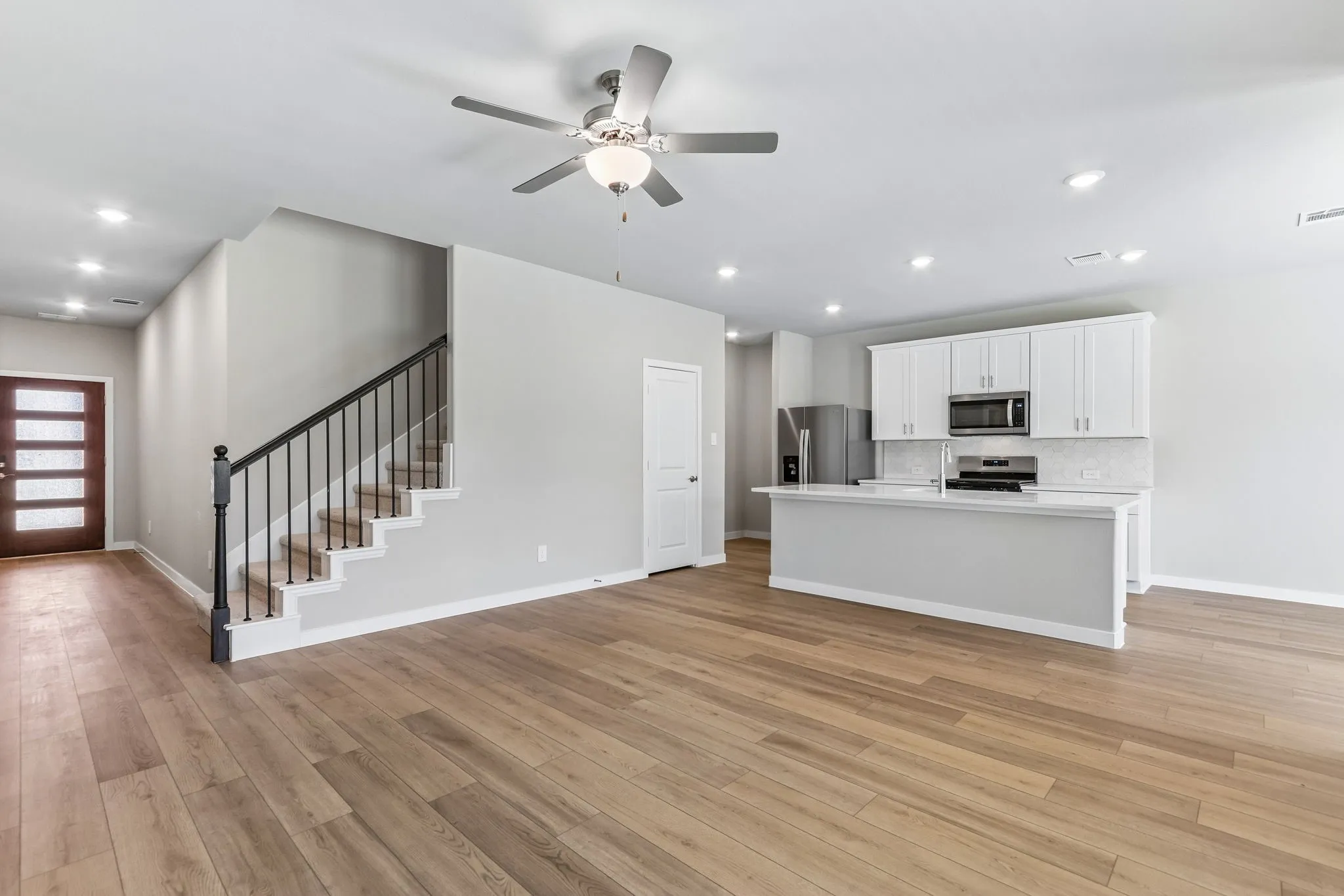  Photo is not of the actual home, but is an inspirational photo of builder’s model home and may depict options, furnishings, and/or decorator features that are not included.
