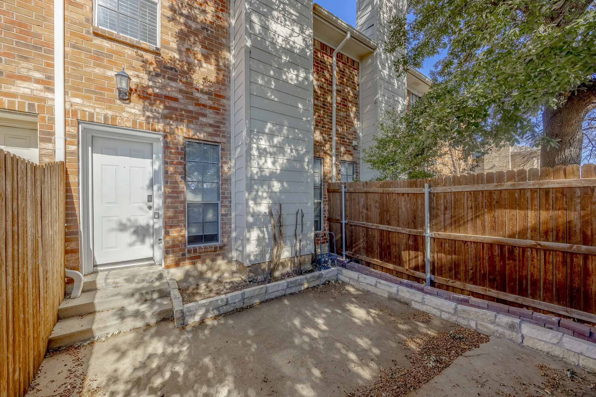 Townhouse For Sale in Tarrant County , 7337 Kingswood Circle, Fort Worth, Texas 76133, 2 Bedroom, 2 Bathroom, Garage spaces, 1,104 Sqft, built in 1983, mls#21362753, Real Estate Agent in Fort Worth, Homes For Sale in Tarrant county, Homes For Sale in Fort Worth, Realtor in Fort Worth Texas, Real Estate Brokerage Independent Realty Texas, Luminita Cordes Realtor