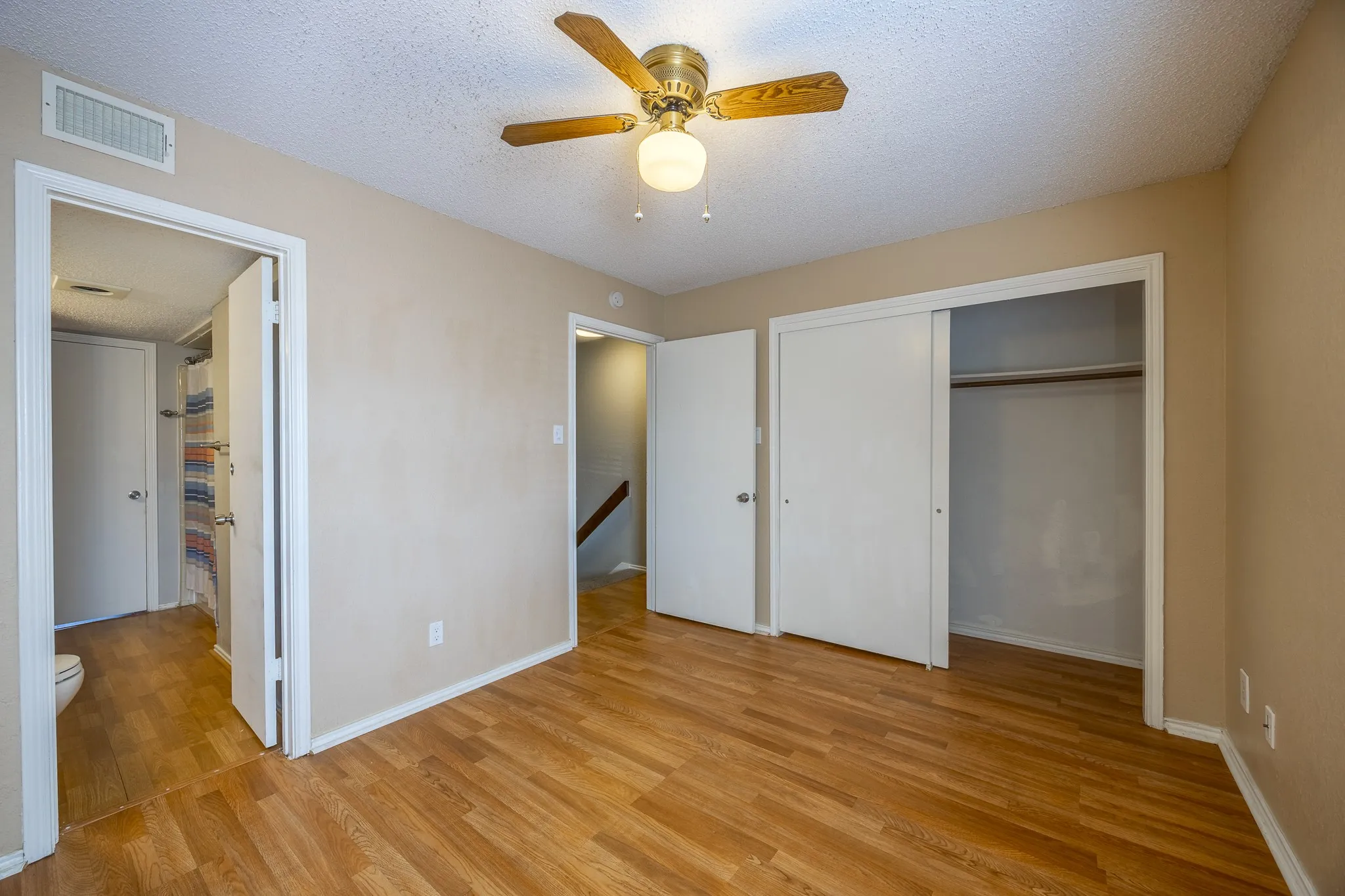Townhouse For Sale in Tarrant County , 7337 Kingswood Circle, Fort Worth, Texas 76133, 2 Bedroom, 2 Bathroom, Garage spaces, 1,104 Sqft, built in 1983, mls#21362753, Real Estate Agent in Fort Worth, Homes For Sale in Tarrant county, Homes For Sale in Fort Worth, Realtor in Fort Worth Texas, Real Estate Brokerage Independent Realty Texas, Luminita Cordes Realtor