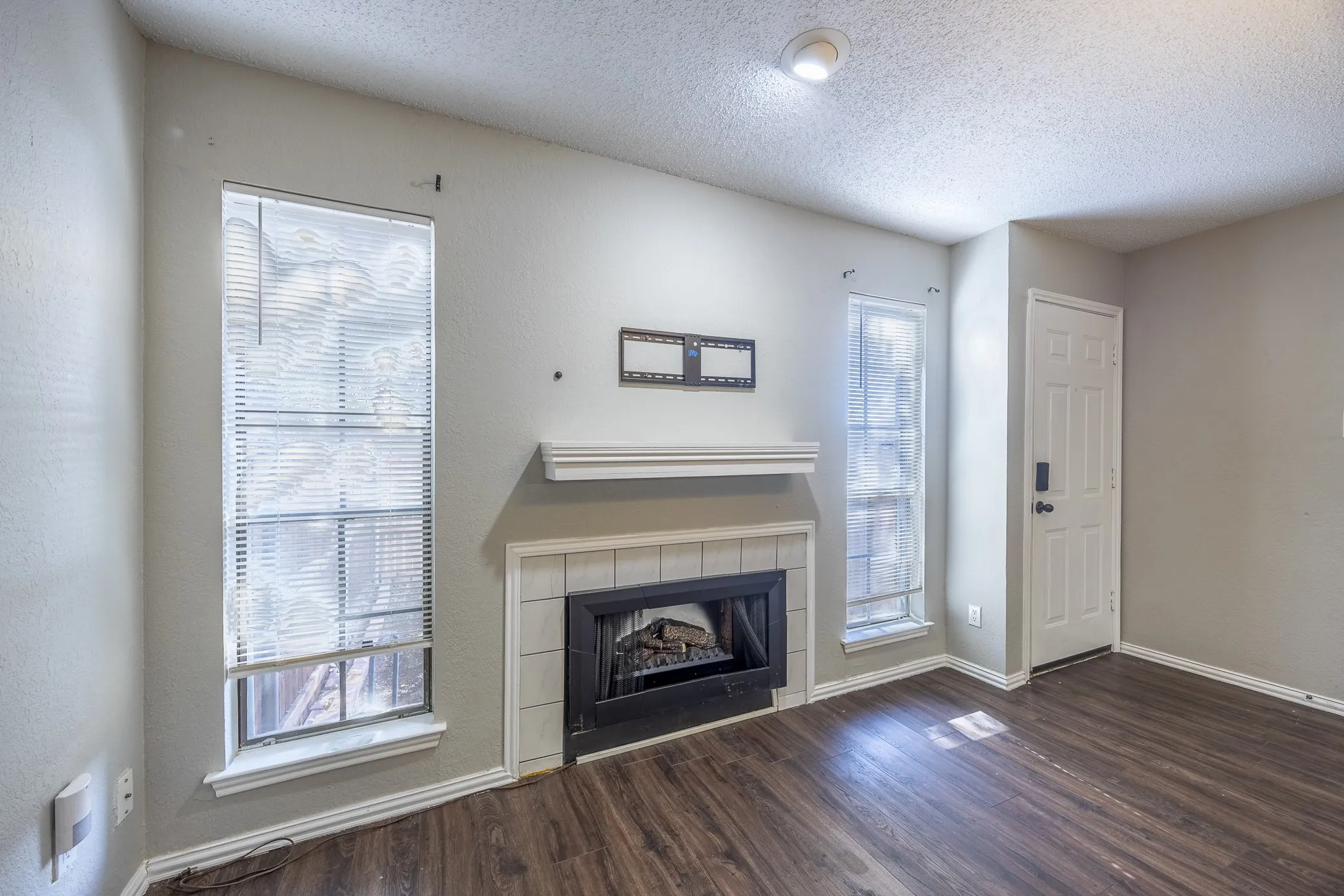 Townhouse For Sale in Tarrant County , 7337 Kingswood Circle, Fort Worth, Texas 76133, 2 Bedroom, 2 Bathroom, Garage spaces, 1,104 Sqft, built in 1983, mls#21362753, Real Estate Agent in Fort Worth, Homes For Sale in Tarrant county, Homes For Sale in Fort Worth, Realtor in Fort Worth Texas, Real Estate Brokerage Independent Realty Texas, Luminita Cordes Realtor