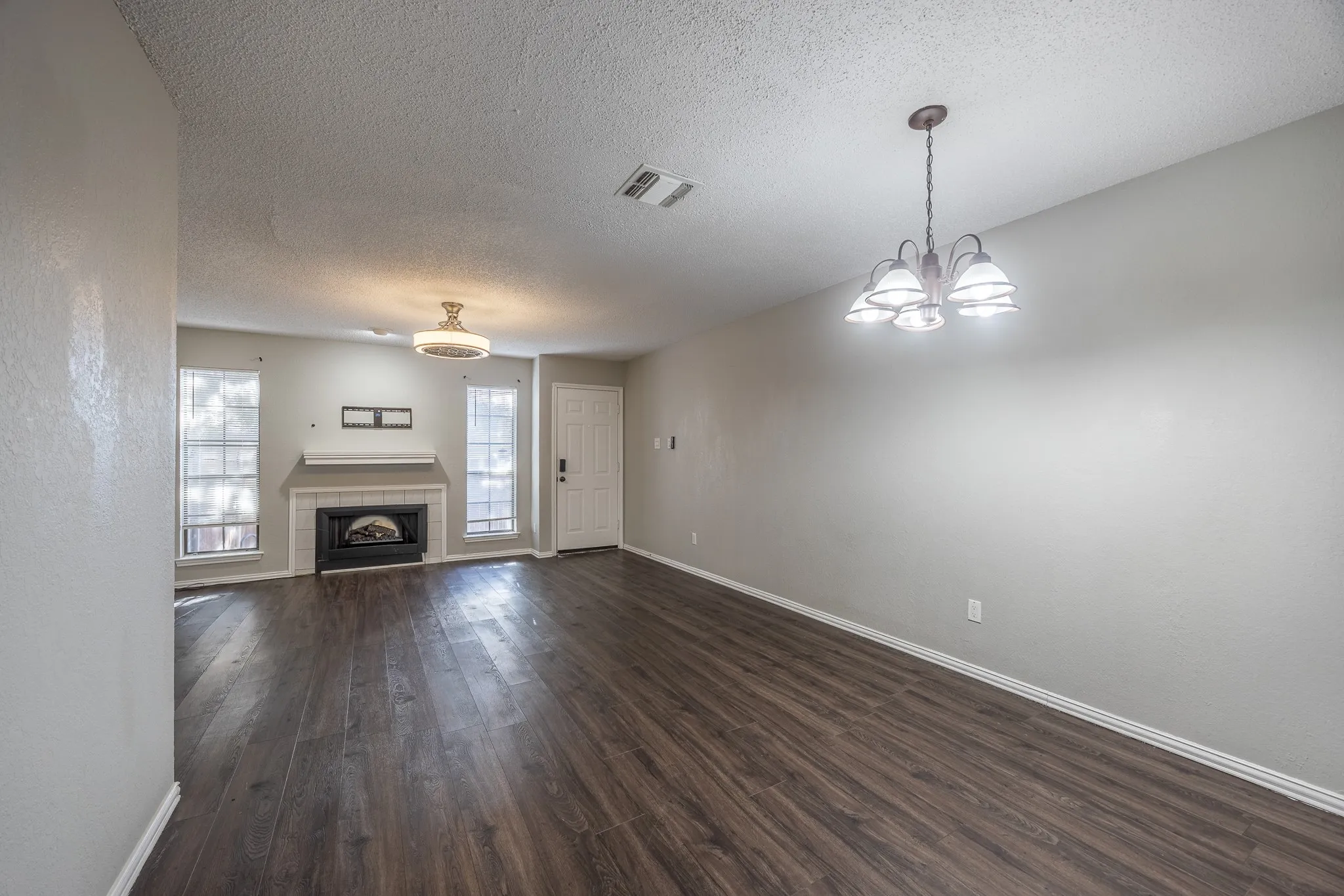 Townhouse For Sale in Tarrant County , 7337 Kingswood Circle, Fort Worth, Texas 76133, 2 Bedroom, 2 Bathroom, Garage spaces, 1,104 Sqft, built in 1983, mls#21362753, Real Estate Agent in Fort Worth, Homes For Sale in Tarrant county, Homes For Sale in Fort Worth, Realtor in Fort Worth Texas, Real Estate Brokerage Independent Realty Texas, Luminita Cordes Realtor