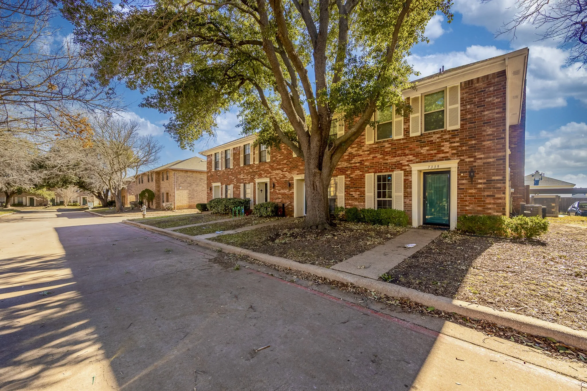 Townhouse For Sale in Tarrant County , 7337 Kingswood Circle, Fort Worth, Texas 76133, 2 Bedroom, 2 Bathroom, Garage spaces, 1,104 Sqft, built in 1983, mls#21362753, Real Estate Agent in Fort Worth, Homes For Sale in Tarrant county, Homes For Sale in Fort Worth, Realtor in Fort Worth Texas, Real Estate Brokerage Independent Realty Texas, Luminita Cordes Realtor